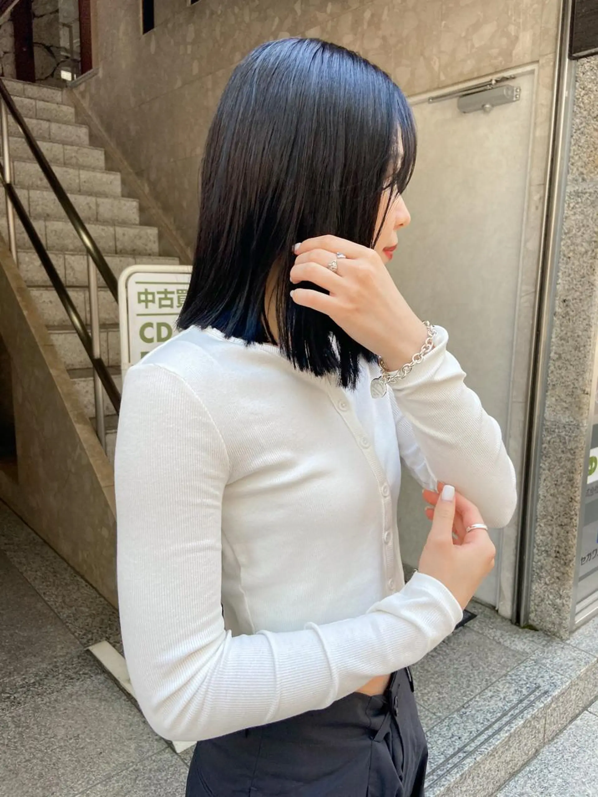 ミディアム 岡本康平/ボブ /ブリーチ/レイヤーのヘアスタイル