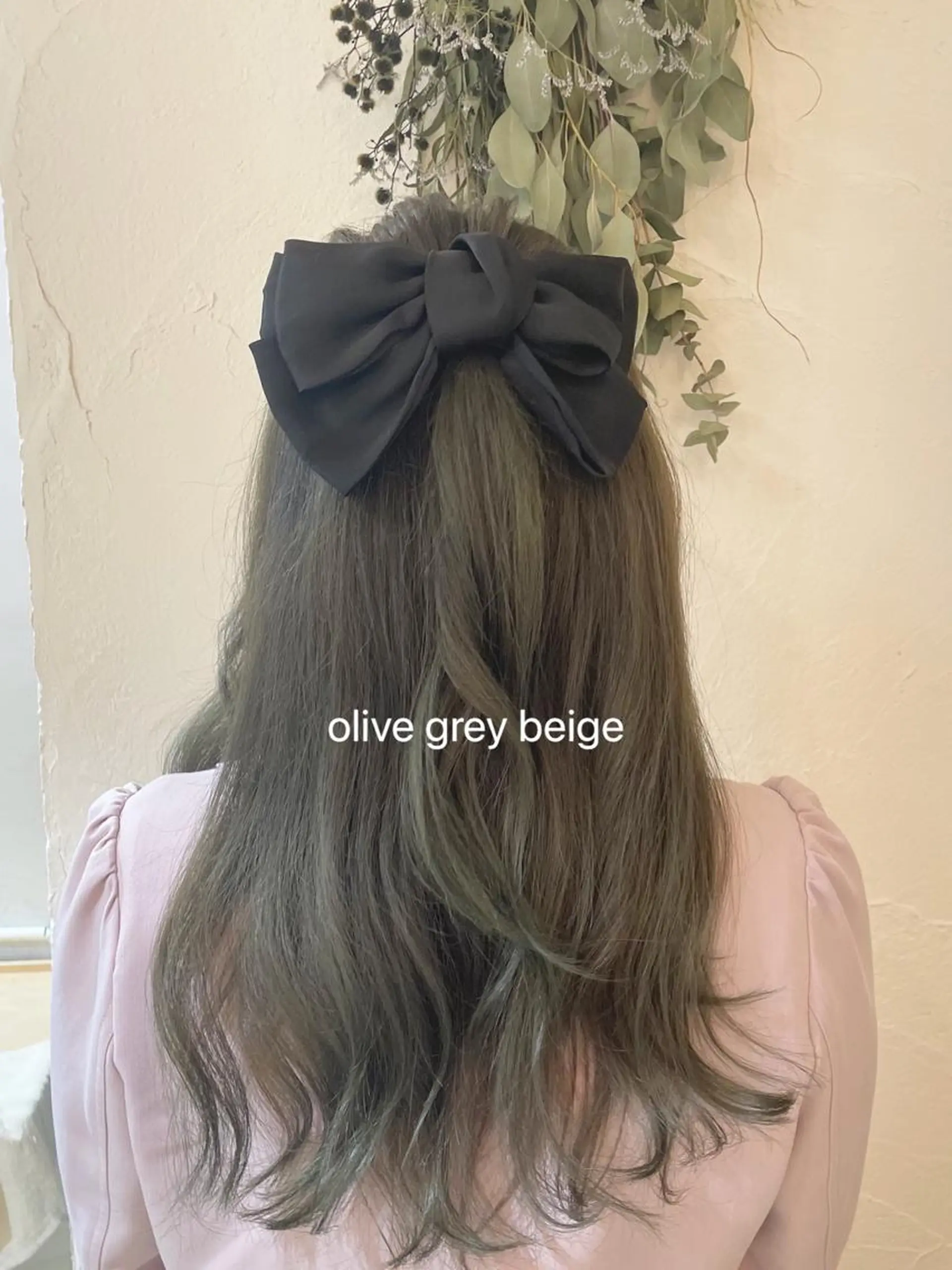 ロング カラー ヘアアレンジ ブリーチ 透明感カラー グレージュ オリーブグレージュ オリーブグレー ヘアカラー Hair muse'e所属・加藤 愛鈴のヘアスタイル