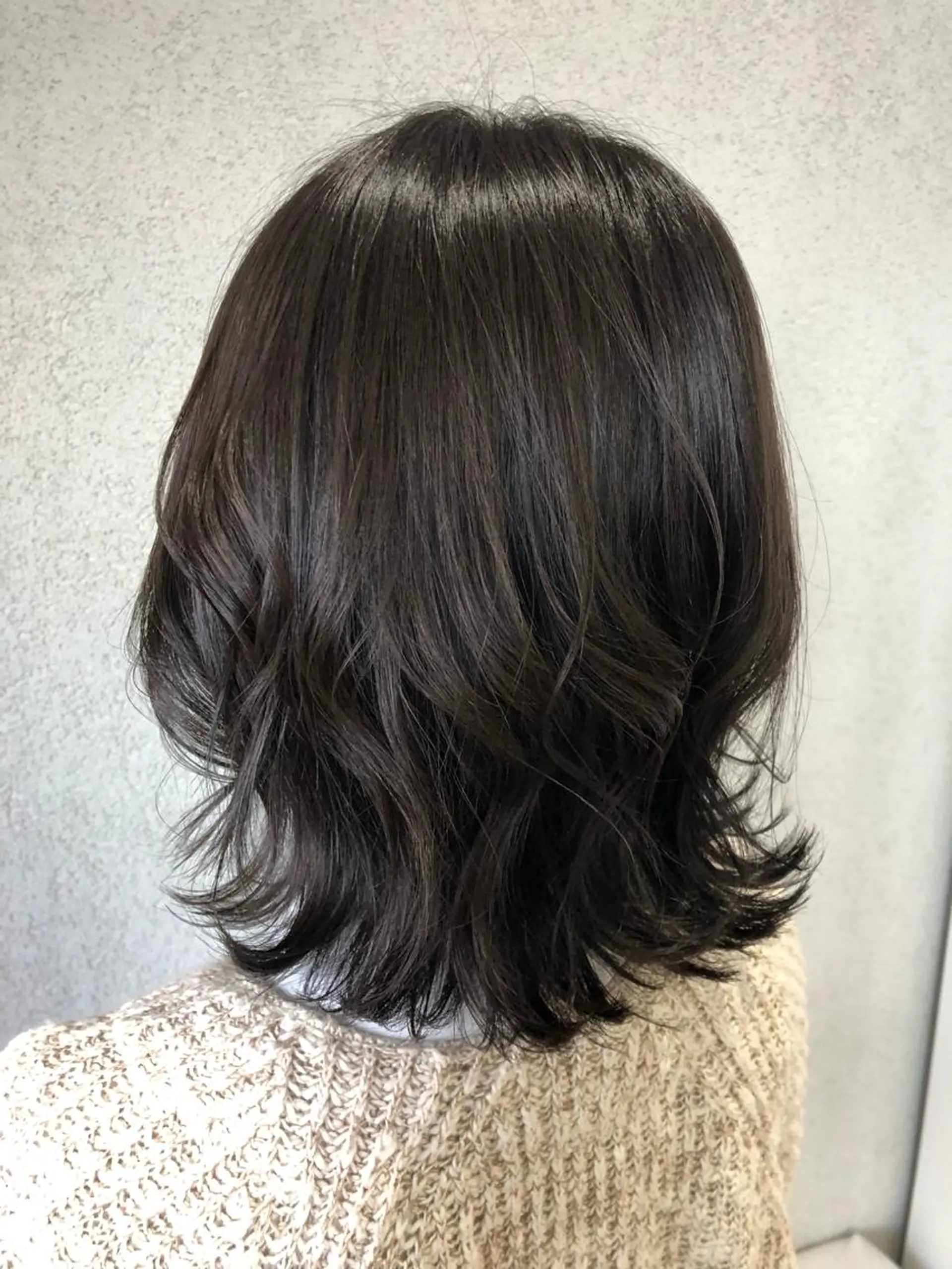 ミディアム レイヤーカット 外ハネヘア カット 阿部 美咲のヘアスタイル