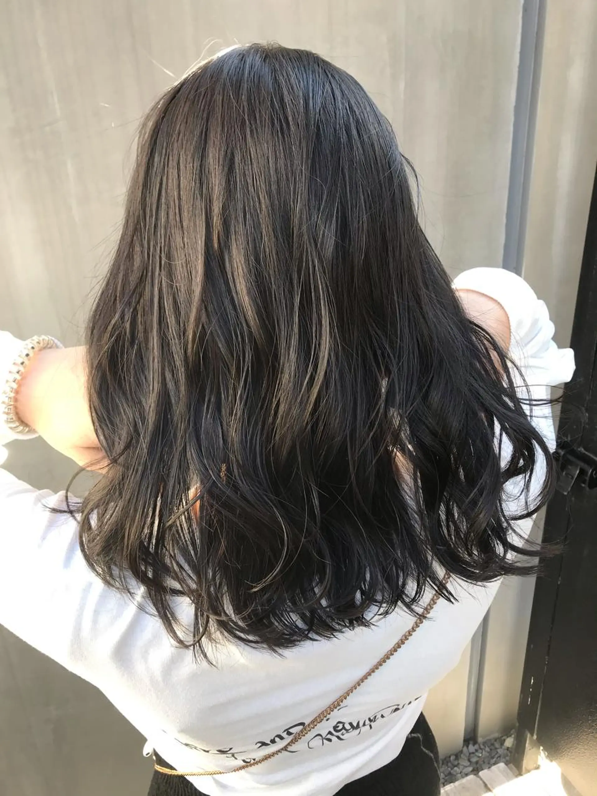 セミロング カラー ブリーチ ダークグレー ダークグレージュ グレージュ ブリーチなしカラー 赤み消し韓国ヘア レイヤー縮毛🤍渡邉のヘアスタイル