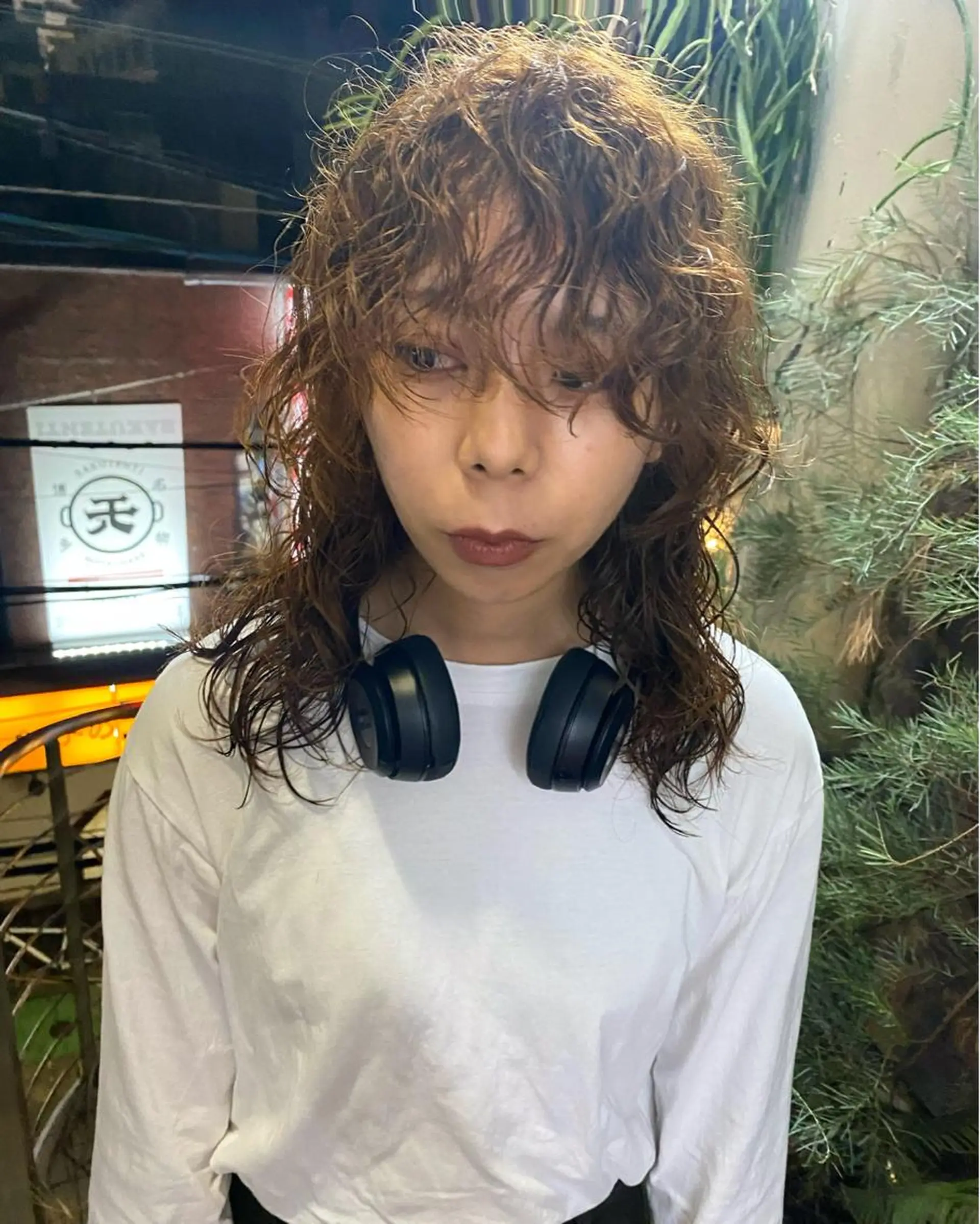 セミロング パーマ qiie/ワンカラー インナーカラーのヘアスタイル