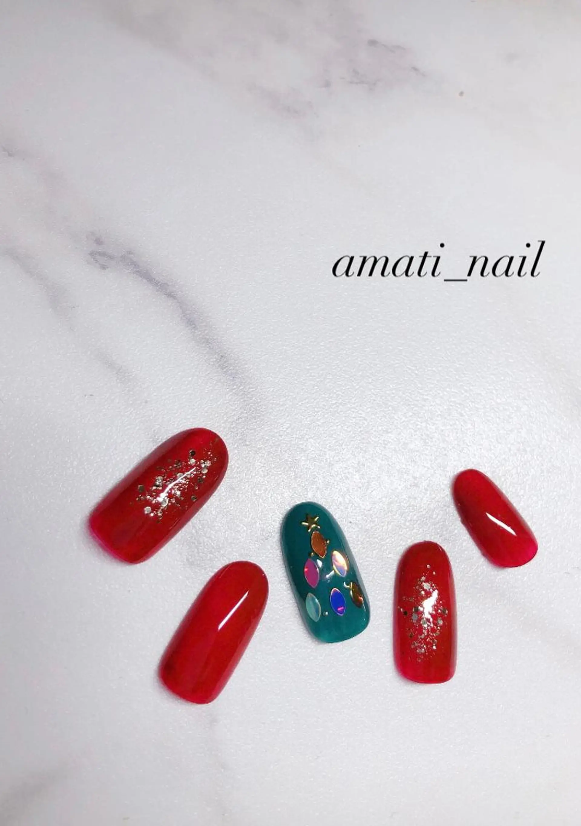 ネイル シンプルネイル 冬ネイル クリスマス ハンドネイル amati_nail TAKAKOのネイルデザイン