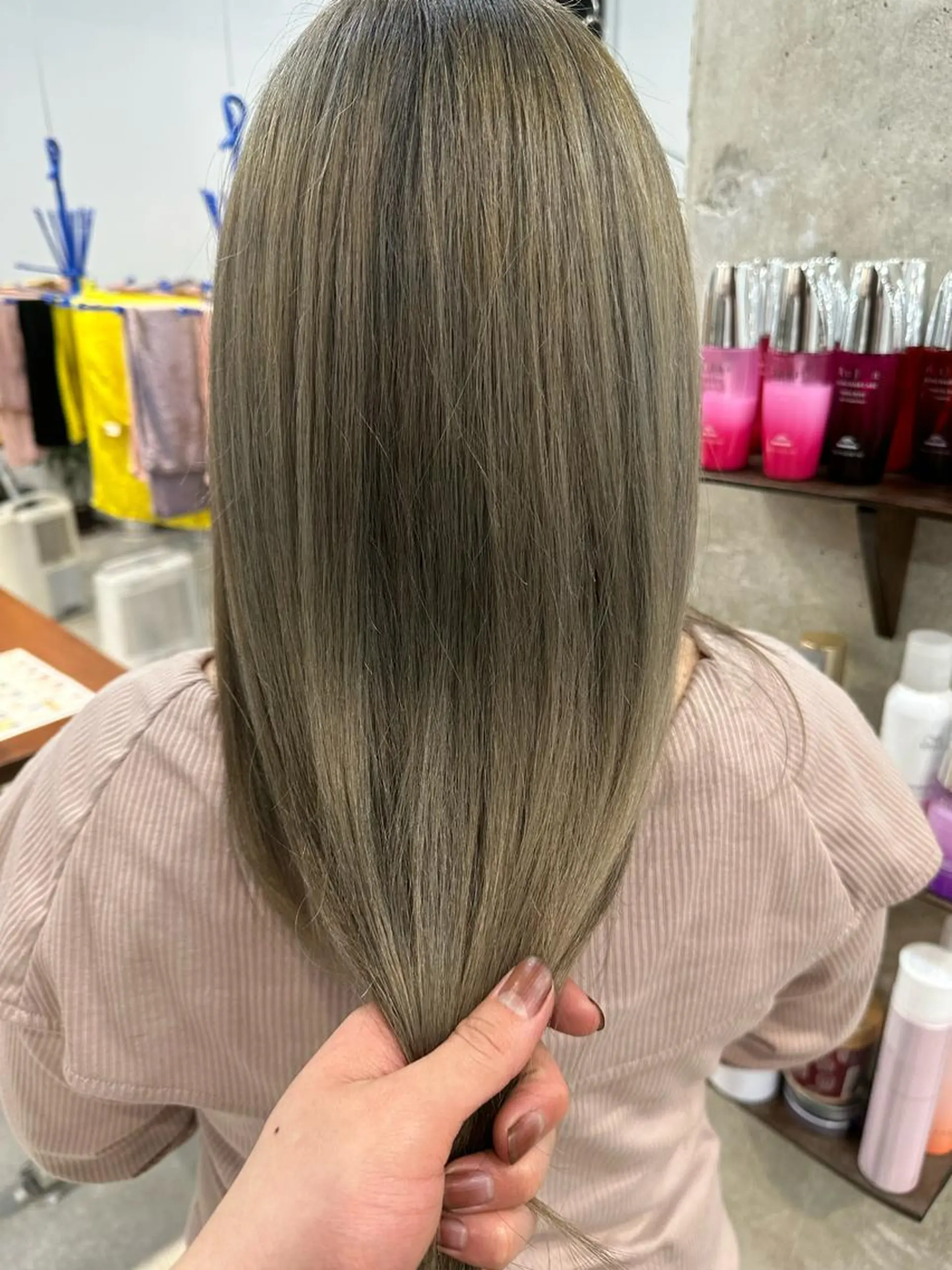 ロング カラー ブリーチ シルバー カイリ /レイヤーカットのヘアスタイル