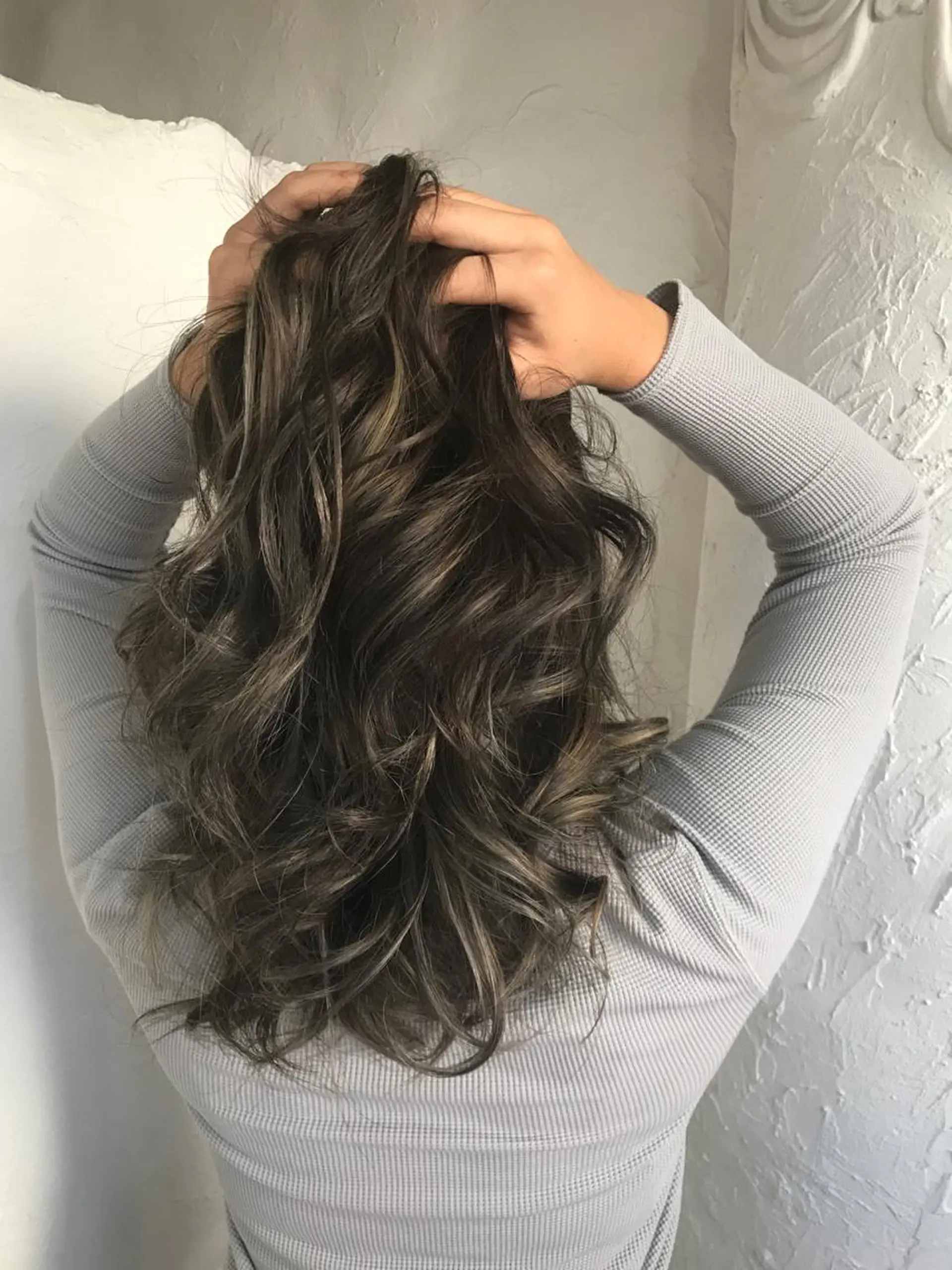 ロング カラー フォギーグレージュ グレージュ 伊藤 優希のヘアスタイル