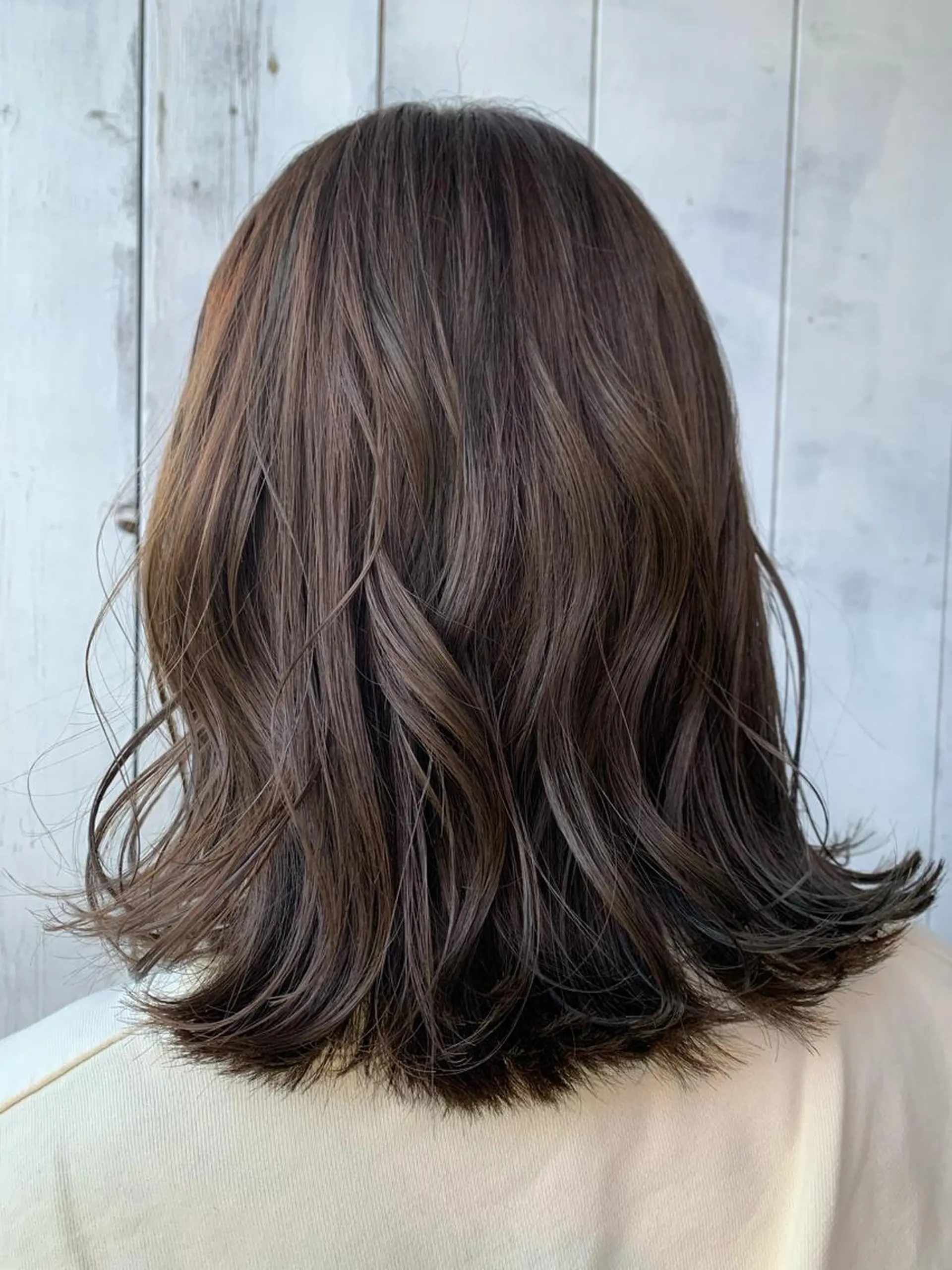 ミディアム カラー 菅野 美咲のヘアスタイル