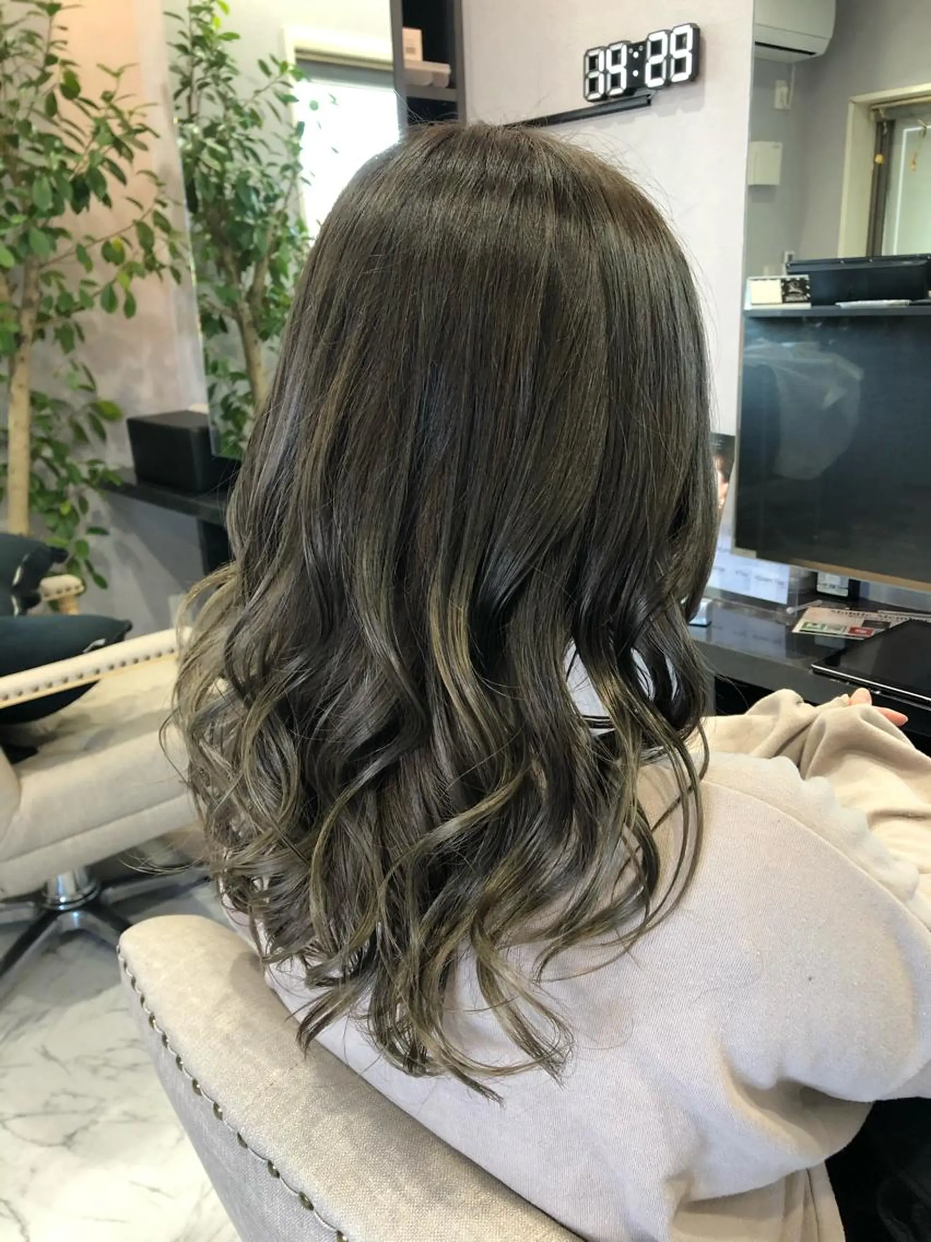 セミロング カラー ヘアカラー FAVORE 【ファヴォーレ】のヘアスタイル