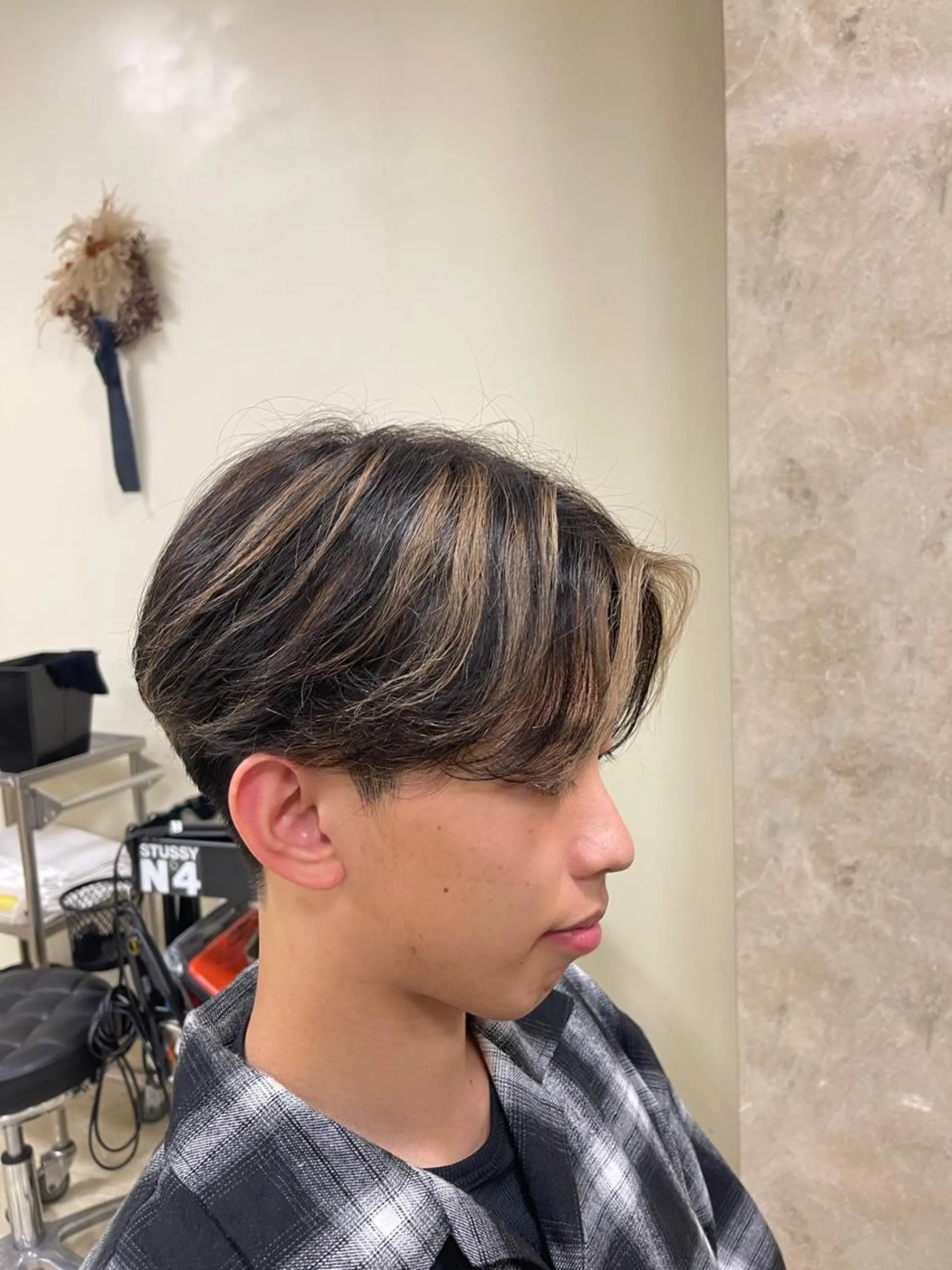 カラー メンズ メンズハイライト ハイライトカラー CARE SHINSAIBASHI所属・縮毛・酸性ストレート 特化のヘアスタイル