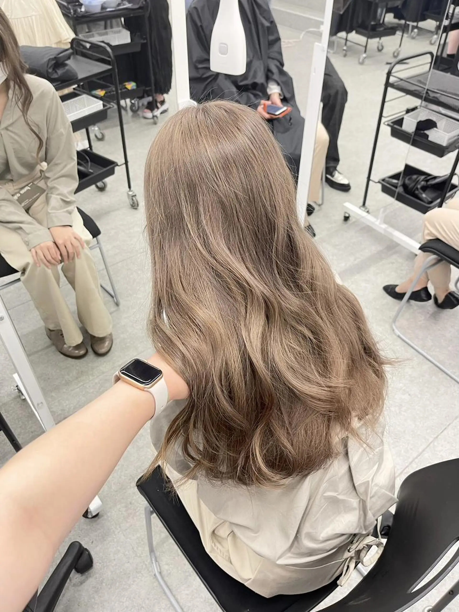 ロング カラー ヘアカラー トリートメント ヘッドスパ ヘアセット ❤︎ワンホンガーリー なハイトーンヘア❤︎のヘアスタイル
