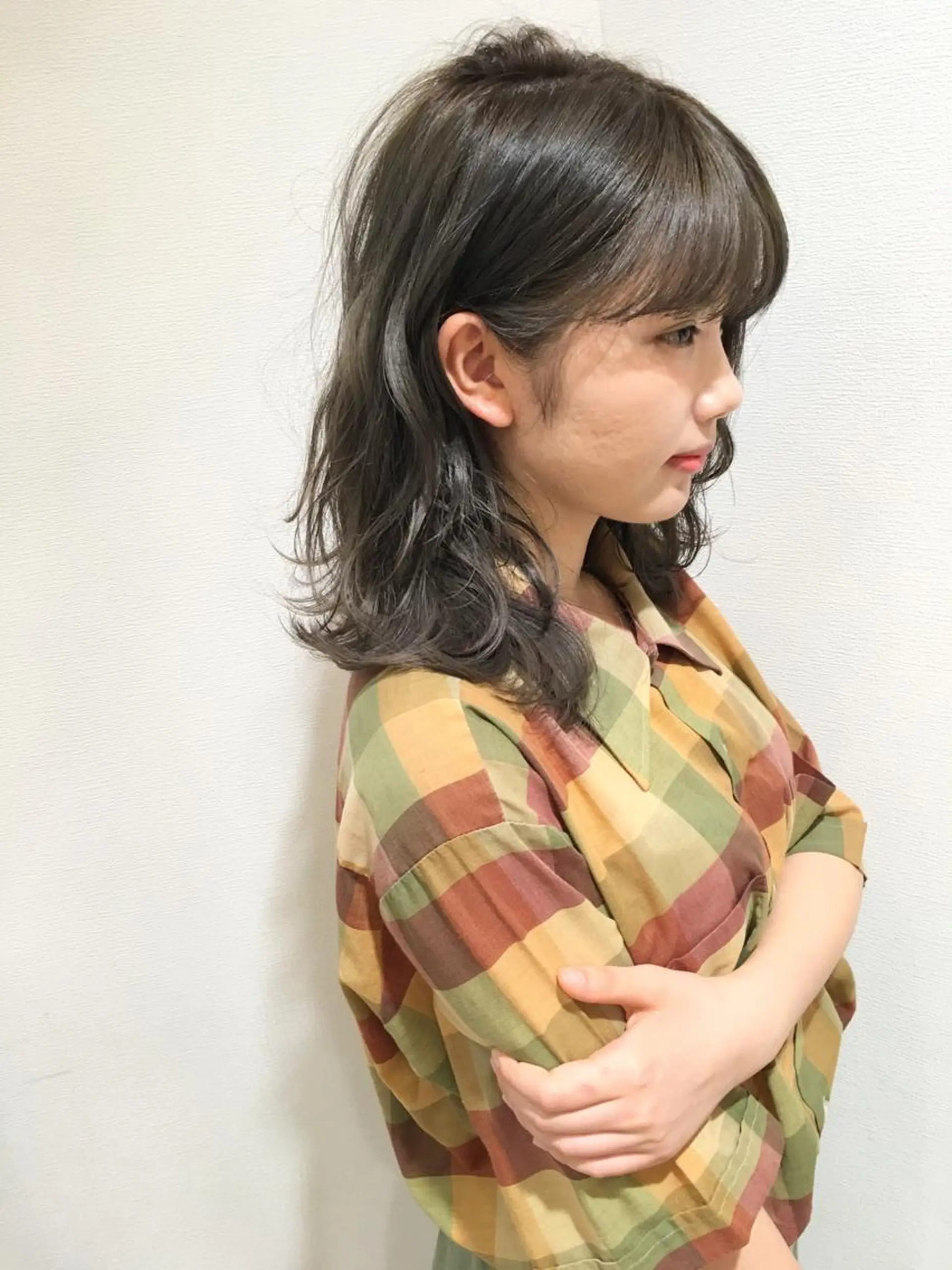 ミディアム カラー 透明感カラー ダークグレー レイヤーカット 外ハネヘア ディレクター ノナカのヘアスタイル