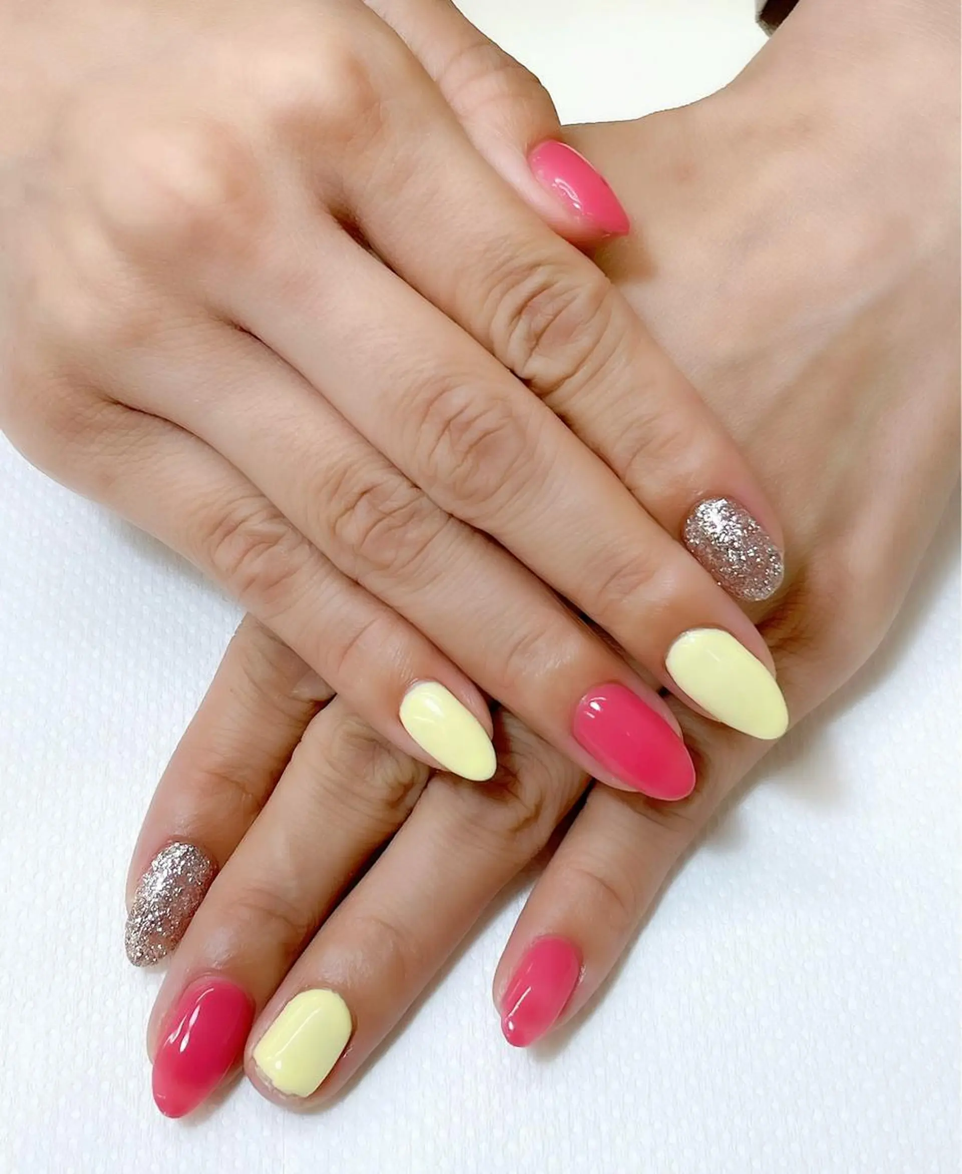 ネイル ラメ(グリッター) ワンカラーネイル ピンク 赤色 黄色 前田 優佳のネイルデザイン