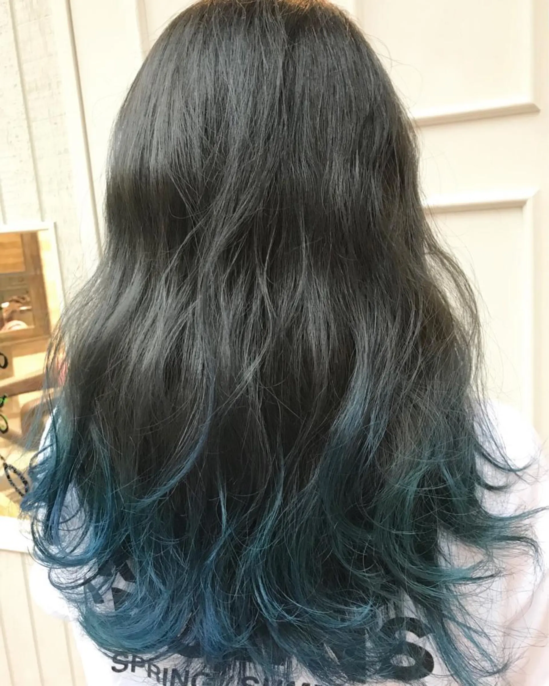 ロング カラー グラデーションカラー ネイビーカラー uru"所属・uru" すずきさゆりのヘアスタイル