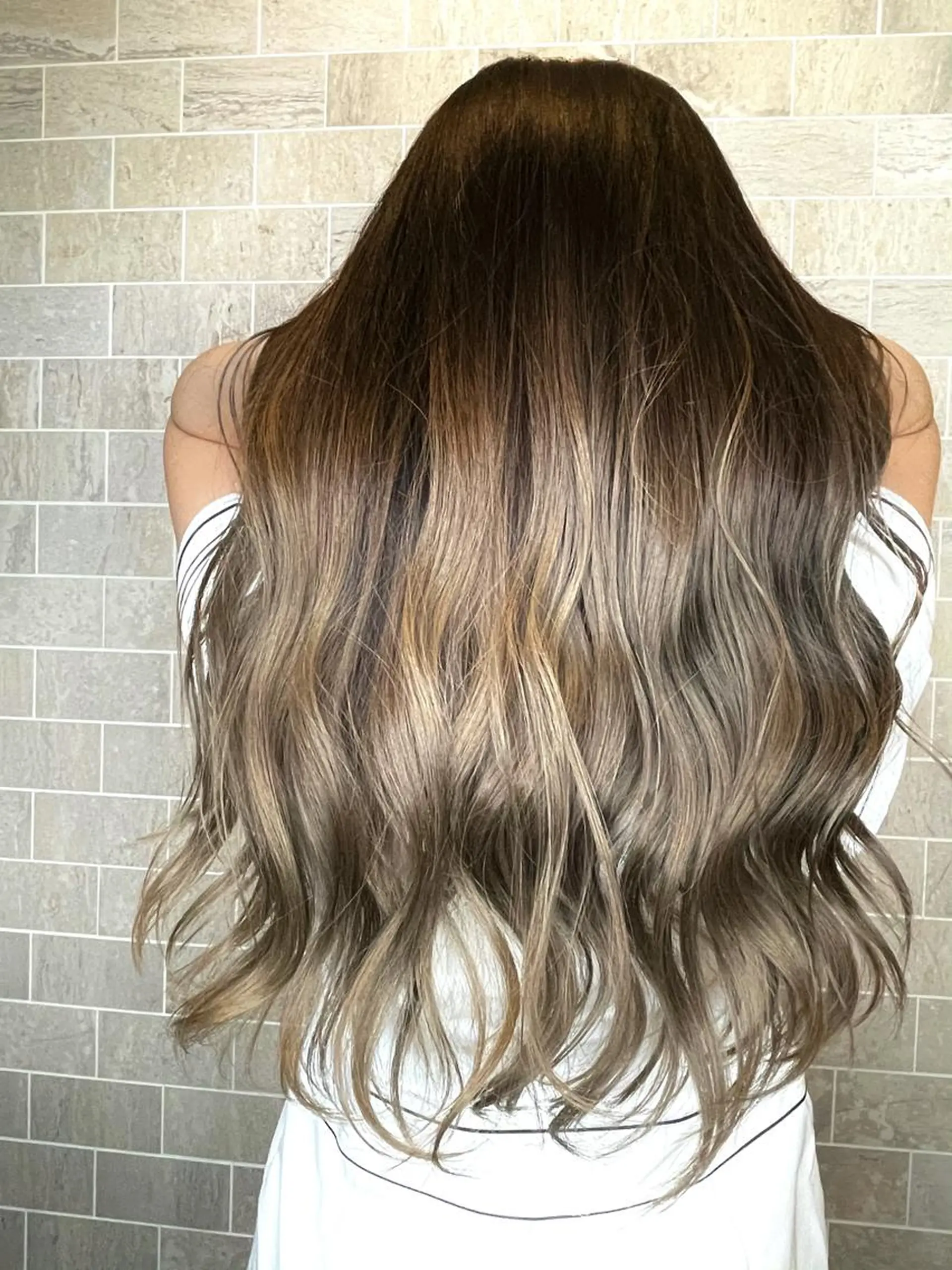 セミロング ブリーチ毛矯正.髪質 改善.髪にドラマをのヘアスタイル