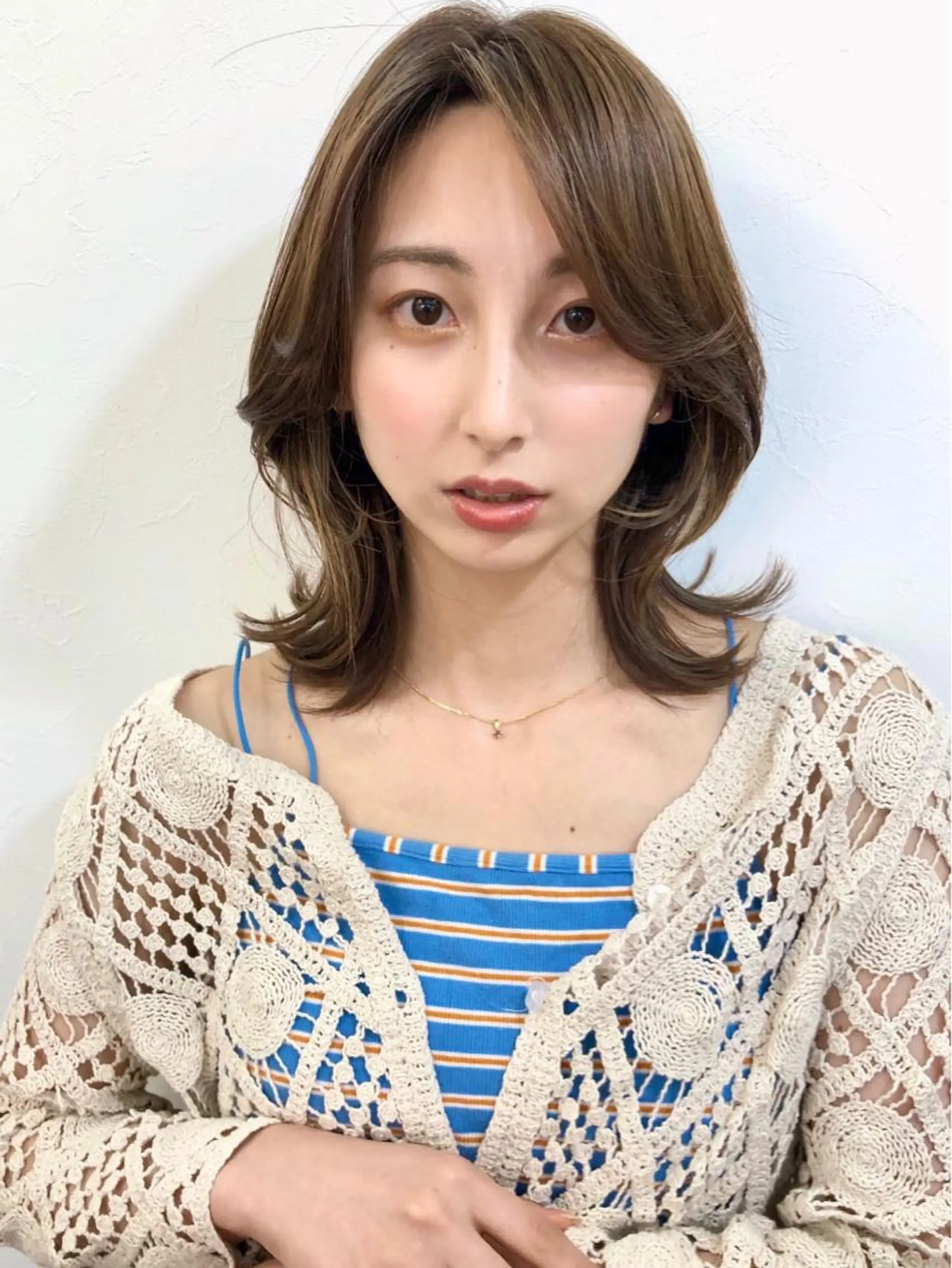 ミディアム カラー ハイライトカラー くびれヘア ハイライト 韓国風ヘア カット ヘアカラー トリートメント トレンドヘア🌿 chinariのヘアスタイル