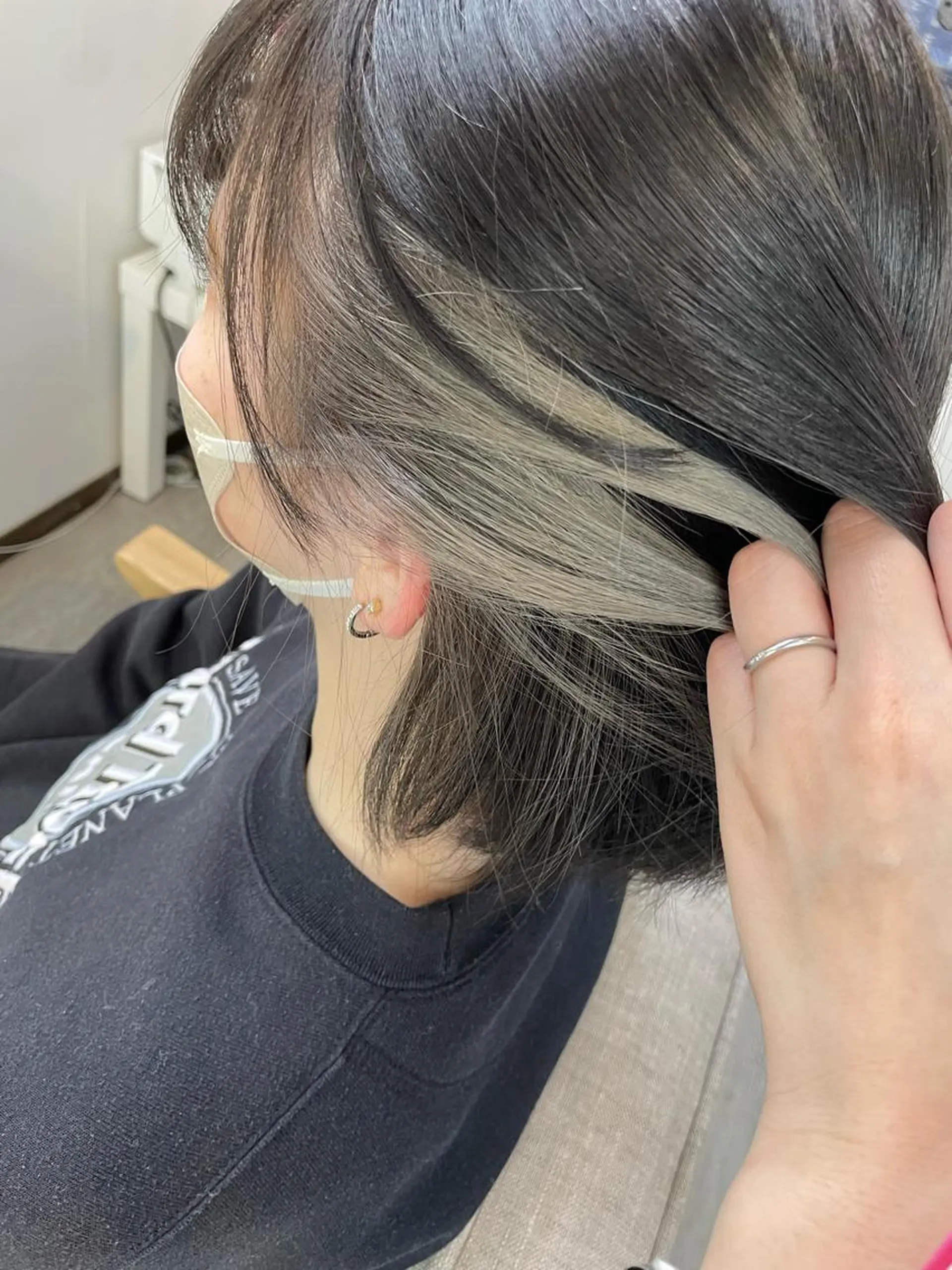 カラー イヤリングカラー グレージュ シルバー オノ アカネのヘアスタイル