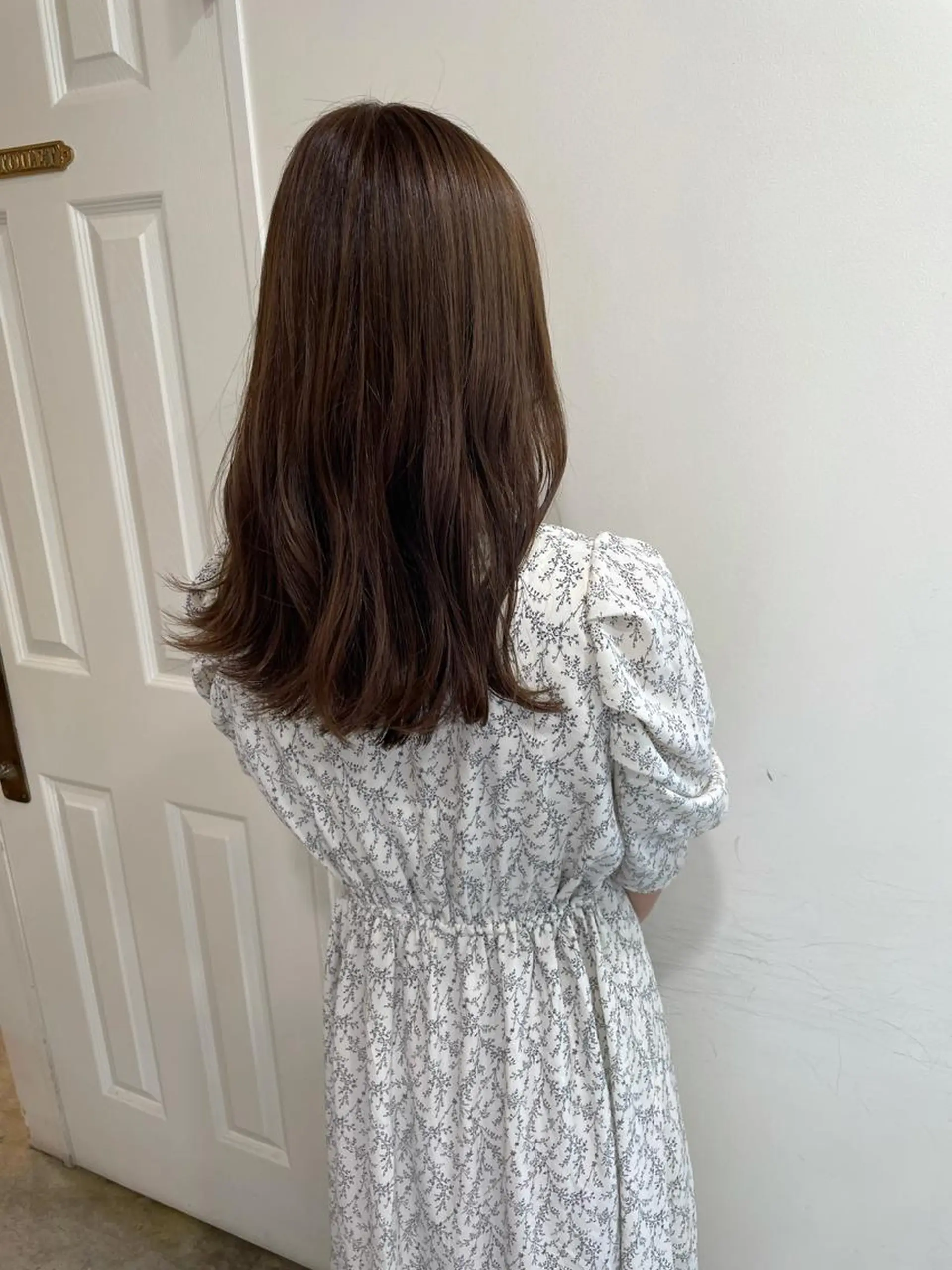 セミロング カラー カット ヘアカラー トリートメント MIOベージュカラー 柔らかいカラーのヘアスタイル