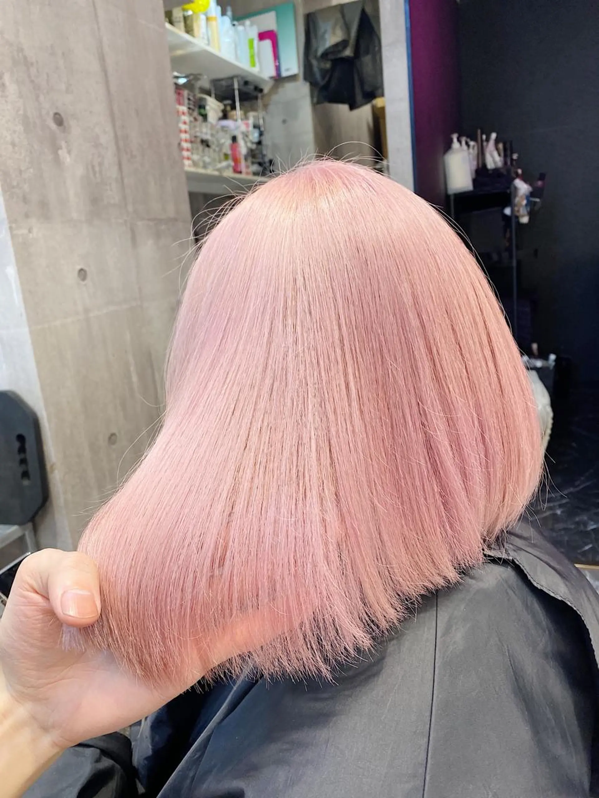 ミディアム カラー メンズ メンズハイライト メンズインナーカラー アッシュ アッシュグレー アッシュグレージュ JuNブリーチに 縮毛矯正するプロのヘアスタイル