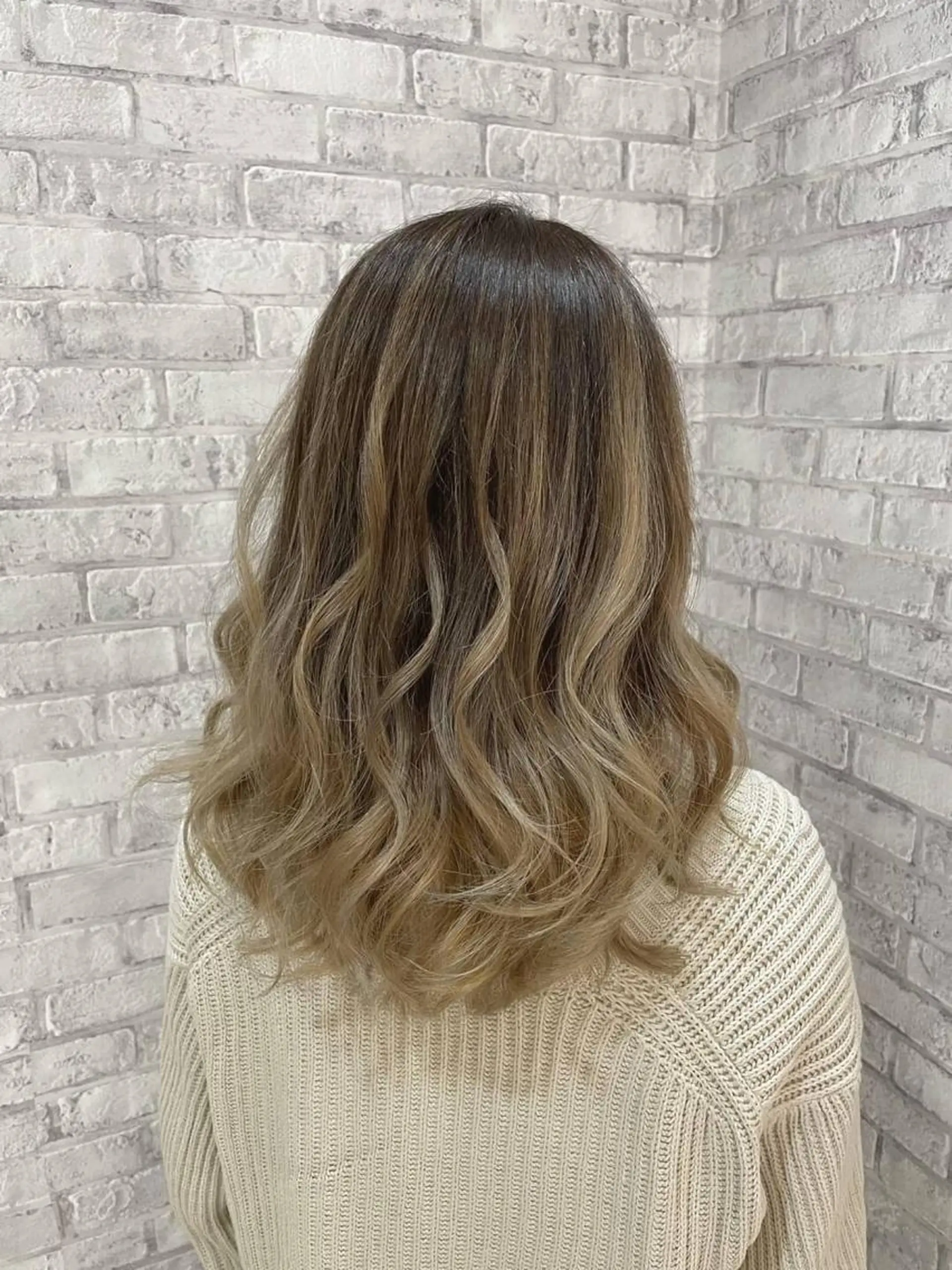 ミディアム カラー ヘアアレンジ バレイヤージュ ブリーチ ケアブリーチ デザインカラー ハイトーンカラー EARTH 越谷店のヘアスタイル