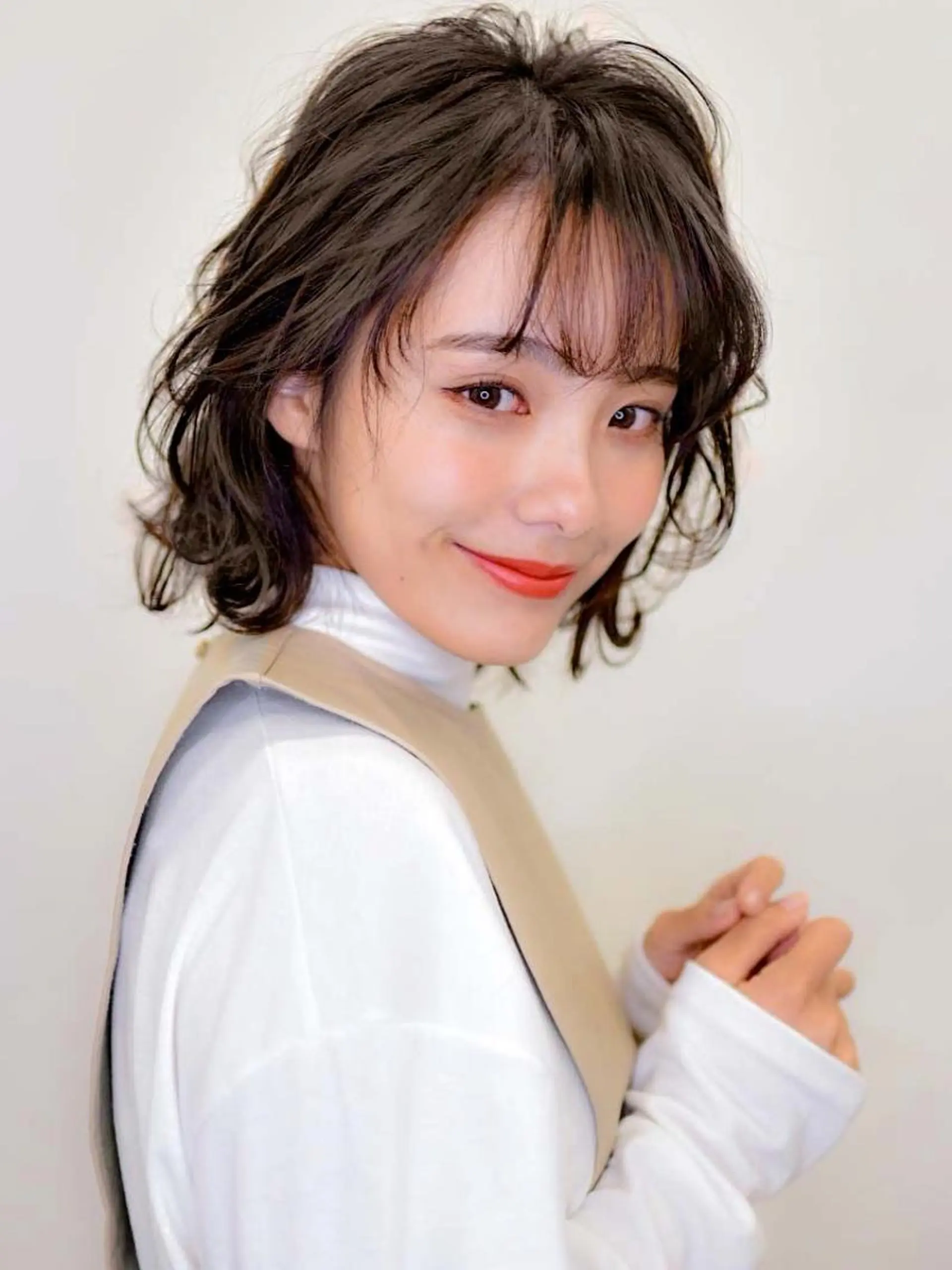 ミディアム カラー パーマ ミディアムパーマ アッシュ ブリーチ ケアブリーチ 透明感カラー モリシュンスケ /レイヤー/髪質改善のヘアスタイル