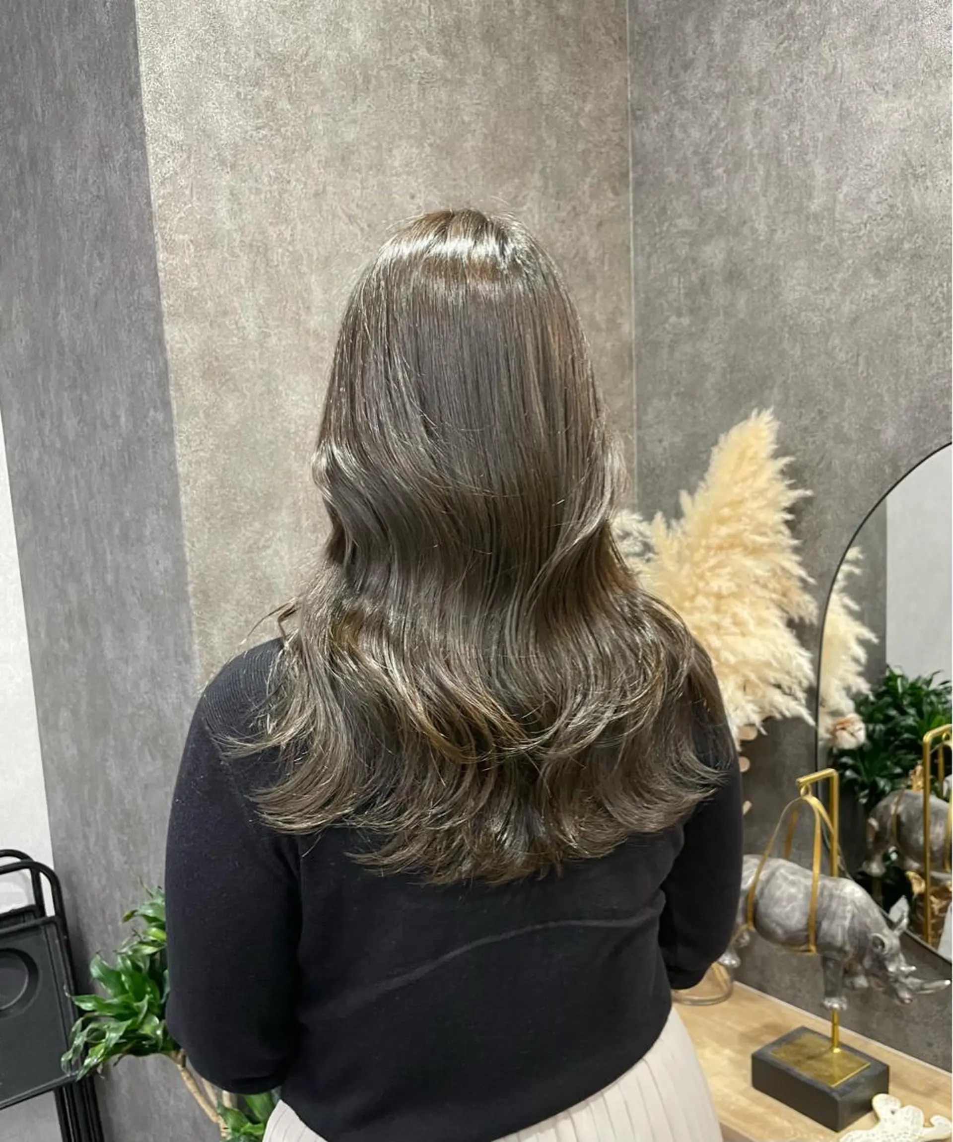 セミロング カラー ブリーチ グレージュ ブリーチなしカラー オリーブグレージュ オリーブグレー いなみね はるきのヘアスタイル