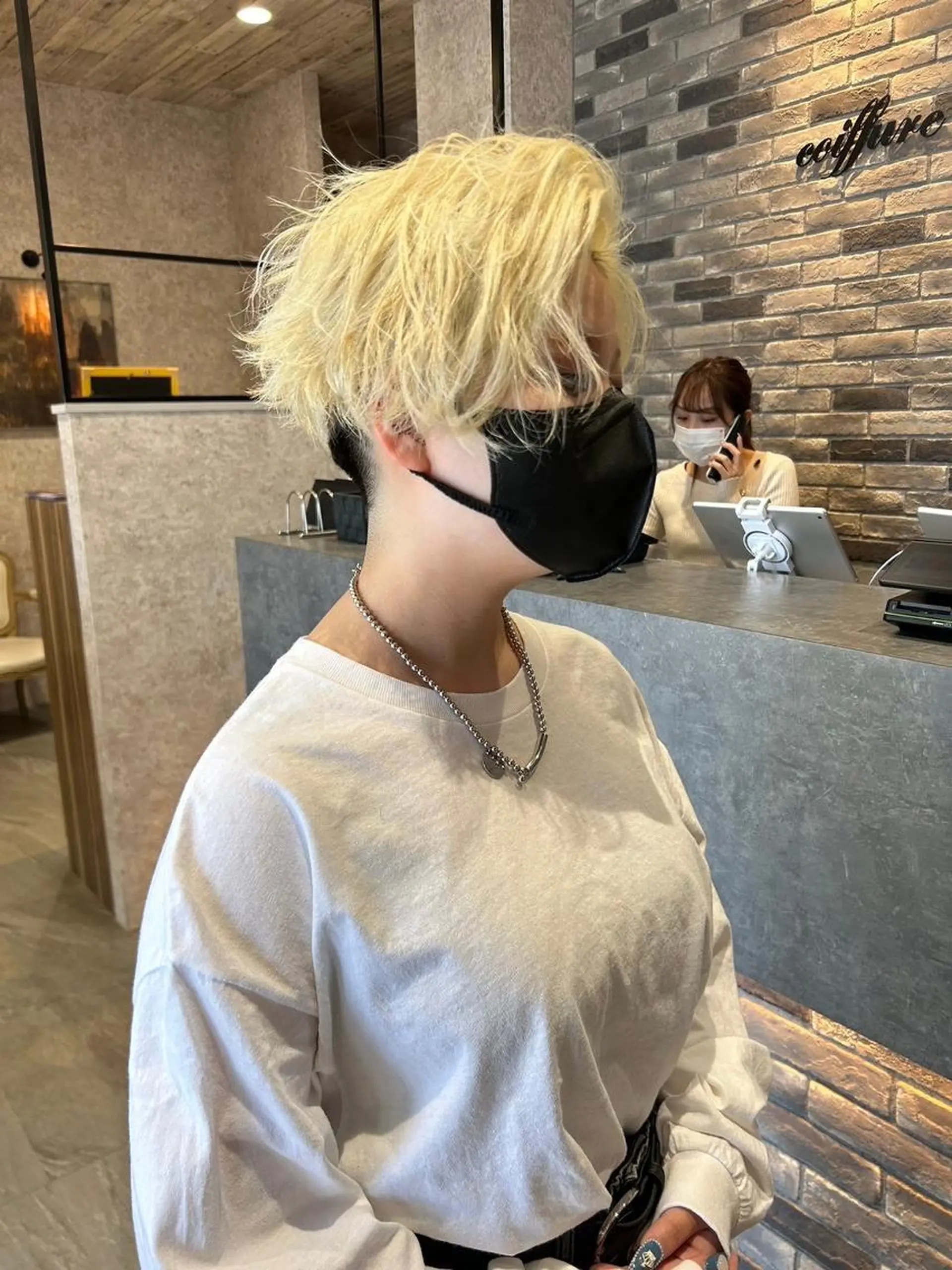 カラー セミロング ヘアアレンジ ブロンド ハイトーンカラー シルバー シャドールーツ earth　深川愛実のヘアスタイル