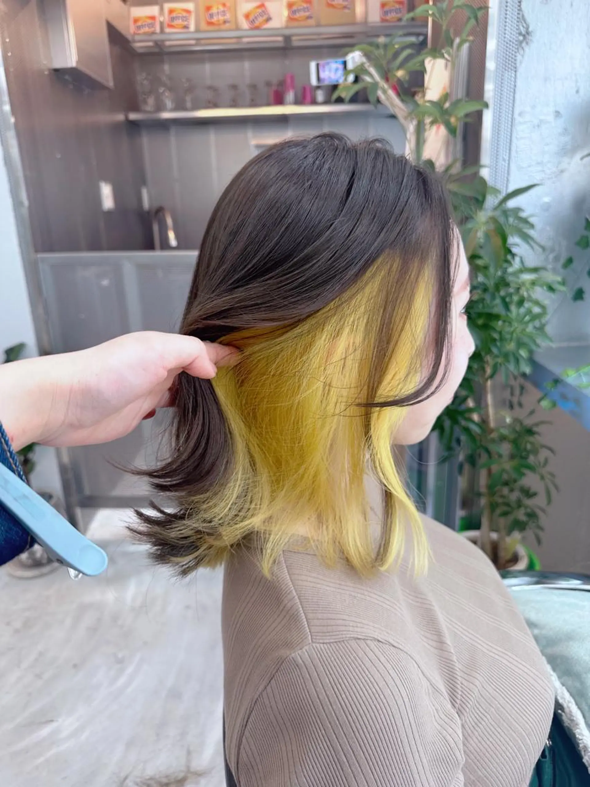 ミディアム カラー デザインカラー ハイトーンカラー インナーカラー イエローカラー 岡野 静華のヘアスタイル
