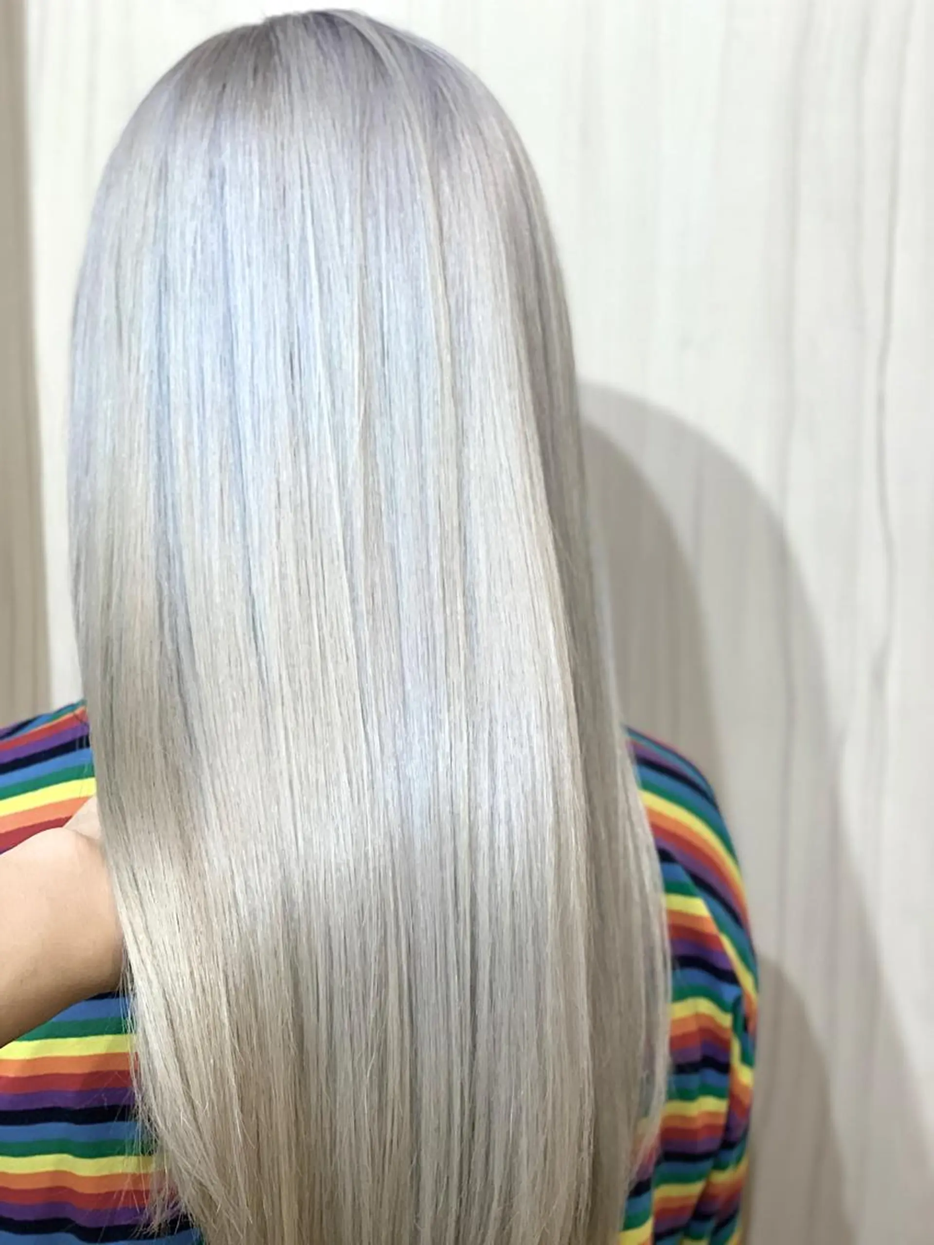 ロング カラー ブリーチ シルバー ホワイトシルバー ⭐️柏木皇気ブリーチ ムラ修正/他店直しのヘアスタイル