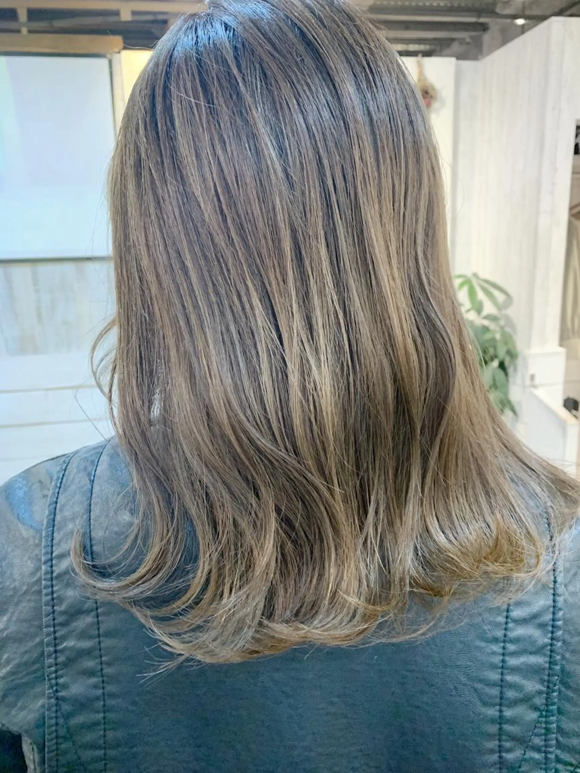 セミロング カラー ダブルカラー イヤリングカラー ハイライトカラー イルミナカラー インナーカラー 🔆学生に人気🔆 AEQUITASのヘアスタイル