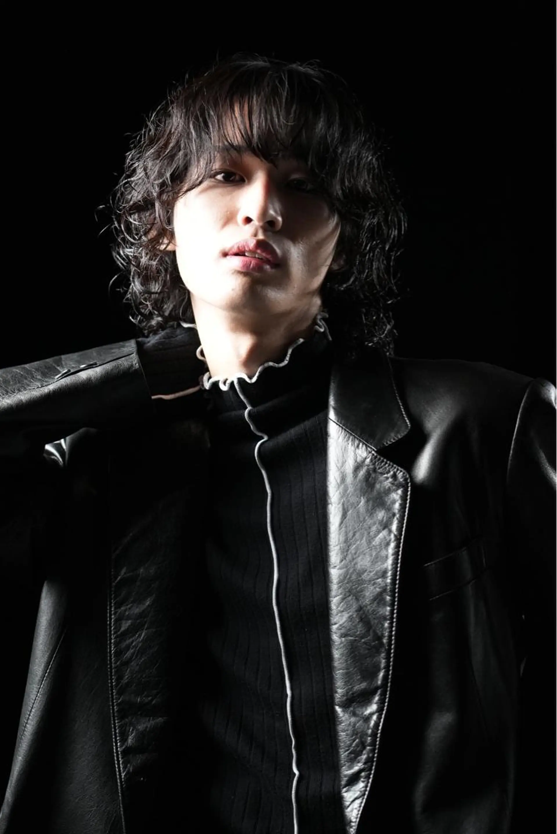 セミロング パーマ メンズ メンズブリーチ ビジネス センターパート フェードカット カルマパーマ メンズサロン【owl 心斎橋】難波/アメ村のヘアスタイル