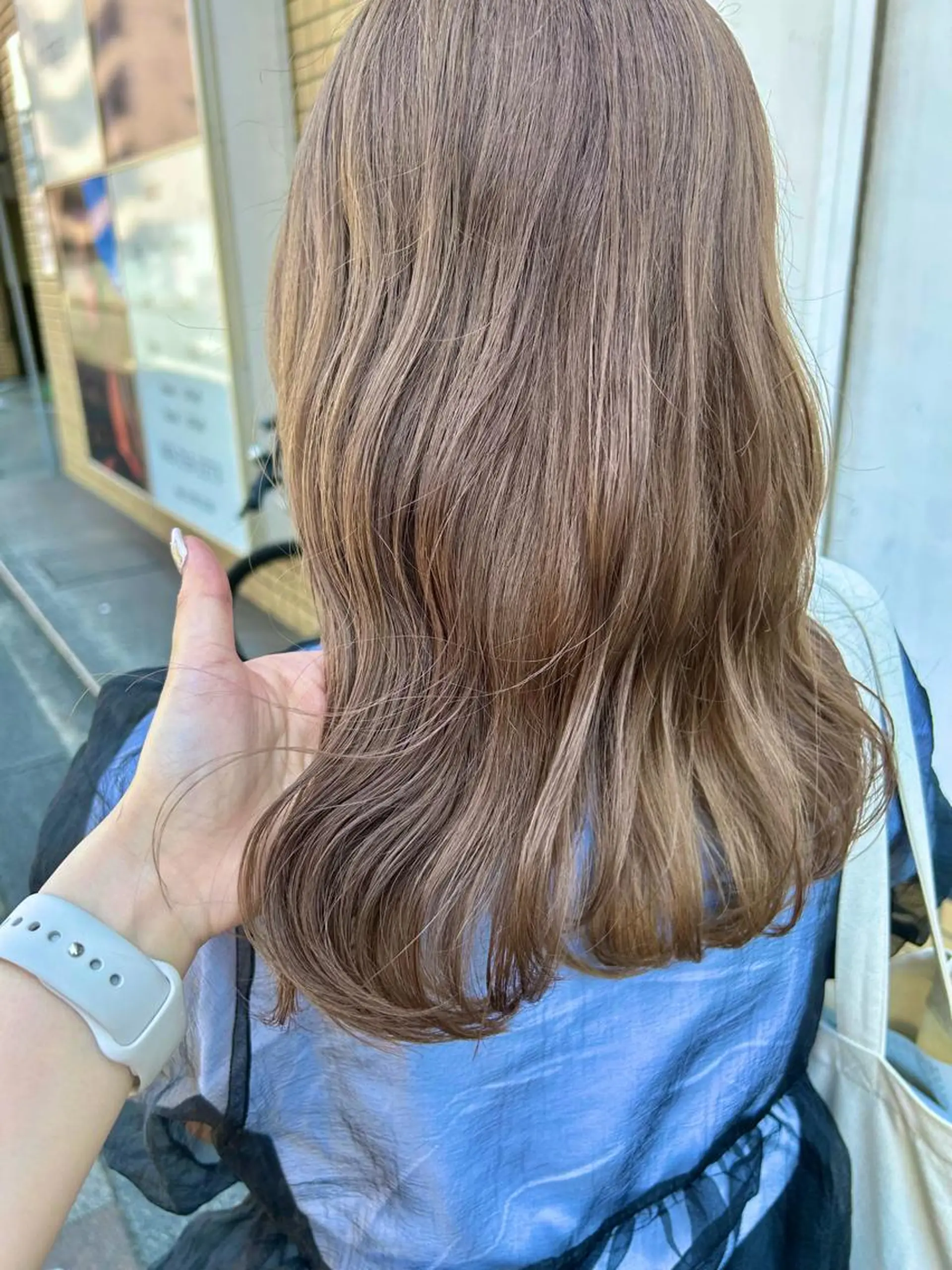 ミディアム W所属・小林 朋花のヘアスタイル