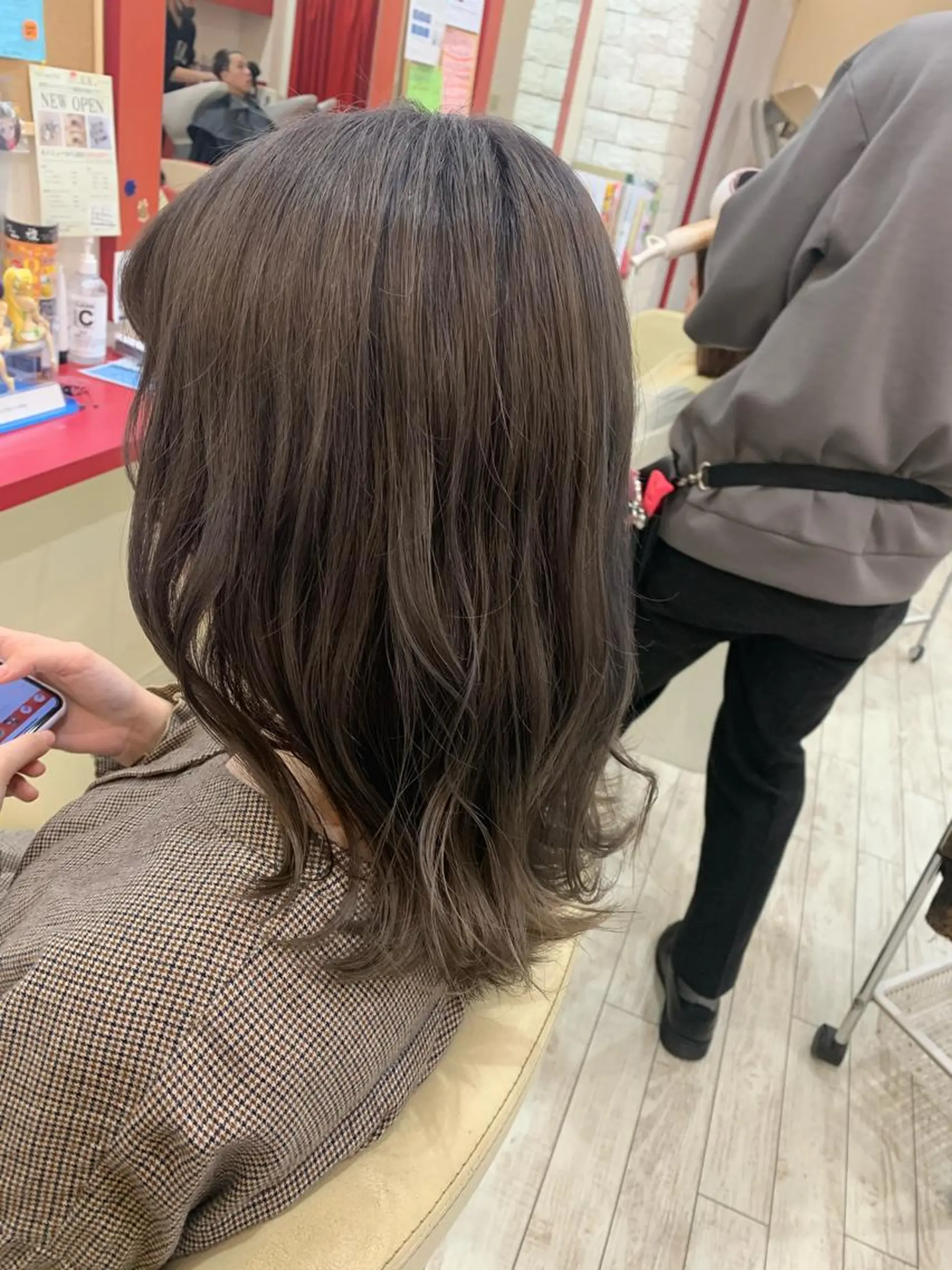 ミディアム カラー ヘアアレンジ グレージュ 今村公介 ブリーチ特化、派手髪のヘアスタイル