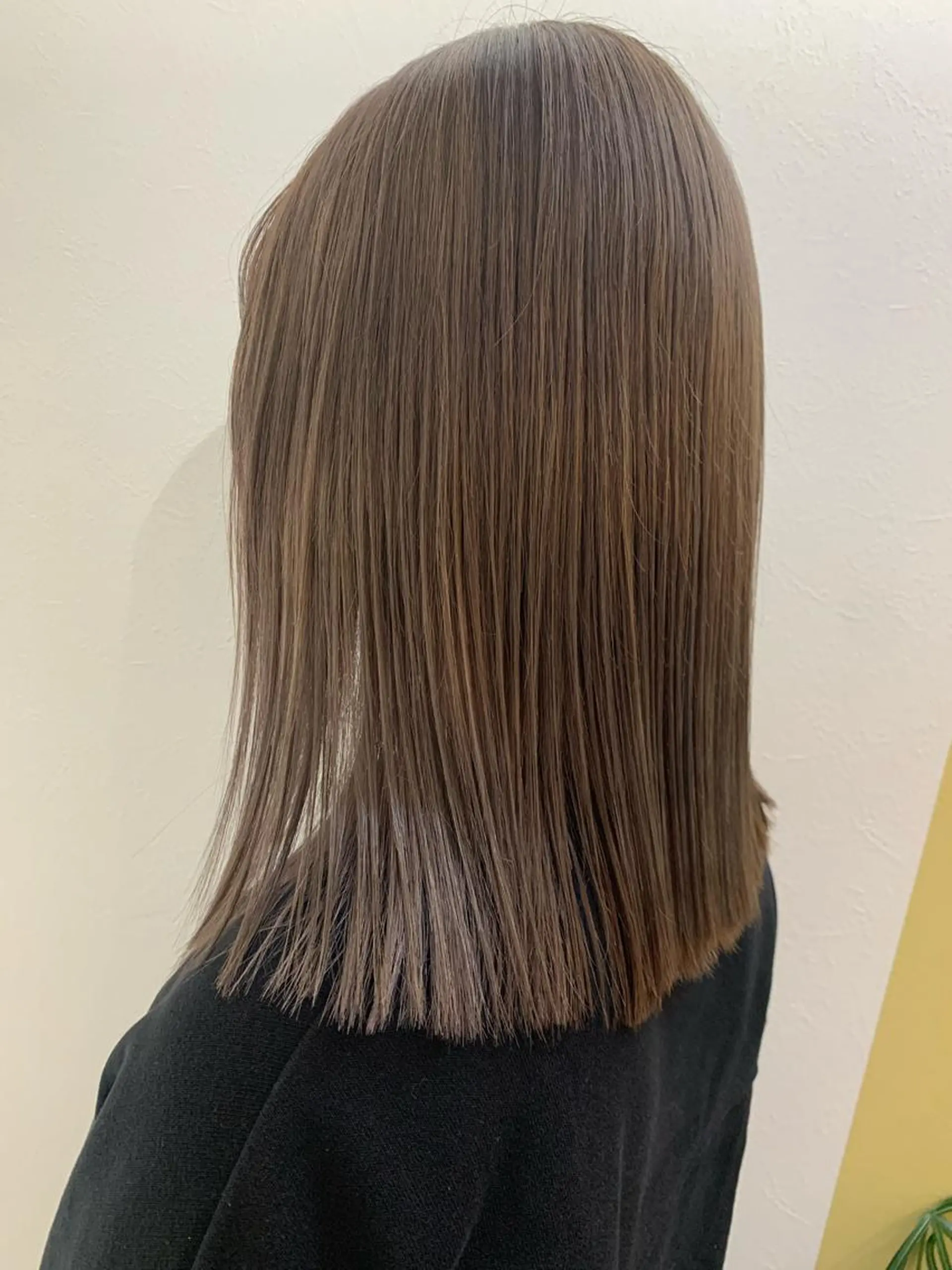 ミディアム カラー ブリーチ グレージュ hub hair レイヤー/透明感のヘアスタイル