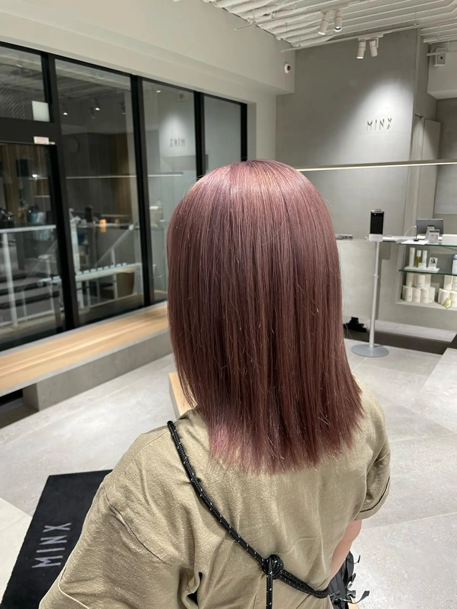 セミロング カラー hollo 原宿所属・ハイトーンカラー/ ダブルカラー/EMIのヘアスタイル