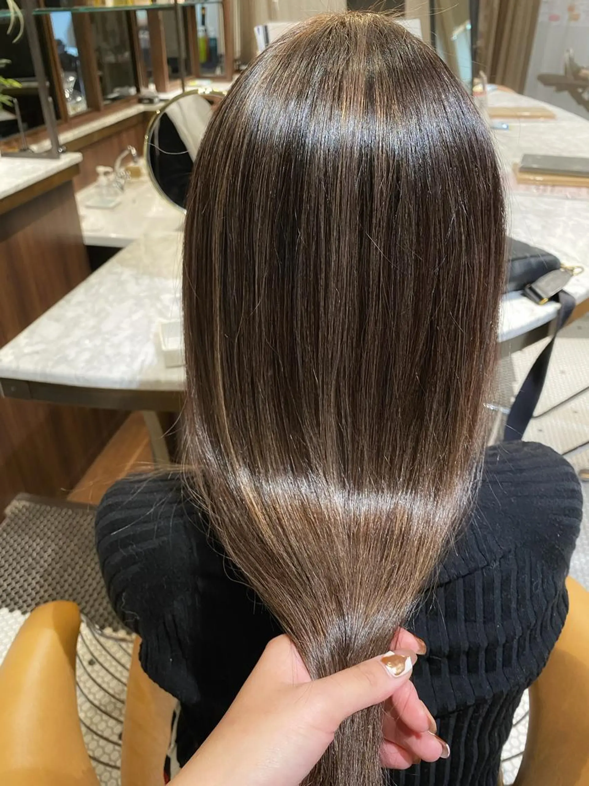 ロング カラー アッシュ ベージュカラー 海外風カーテンバング Mao広尾美容室のヘアスタイル