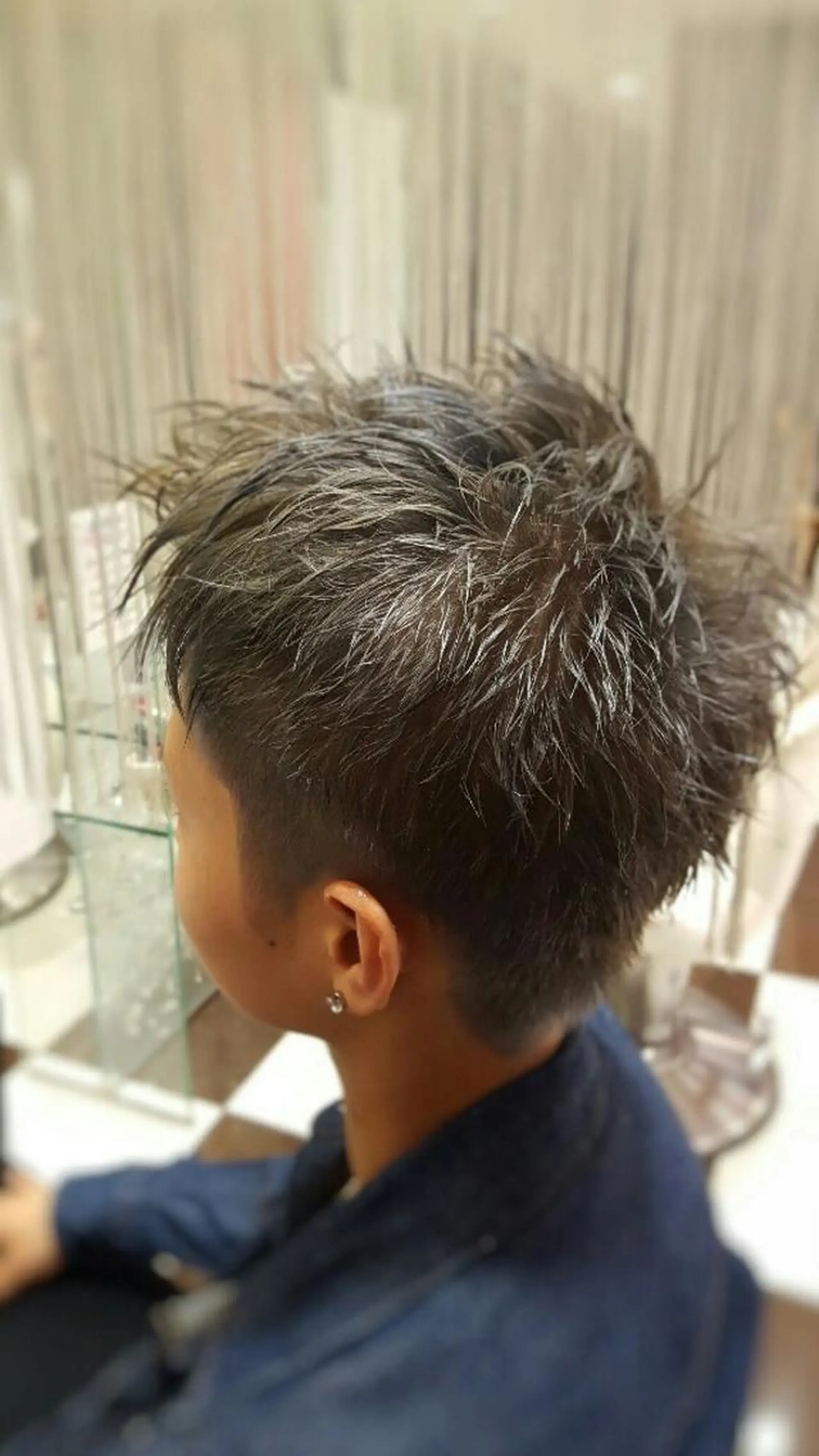 ショート カラー アッシュ ブリーチ シルバー シルバーアッシュ カット ヘアカラー トリートメント 秋山 幸太のヘアスタイル