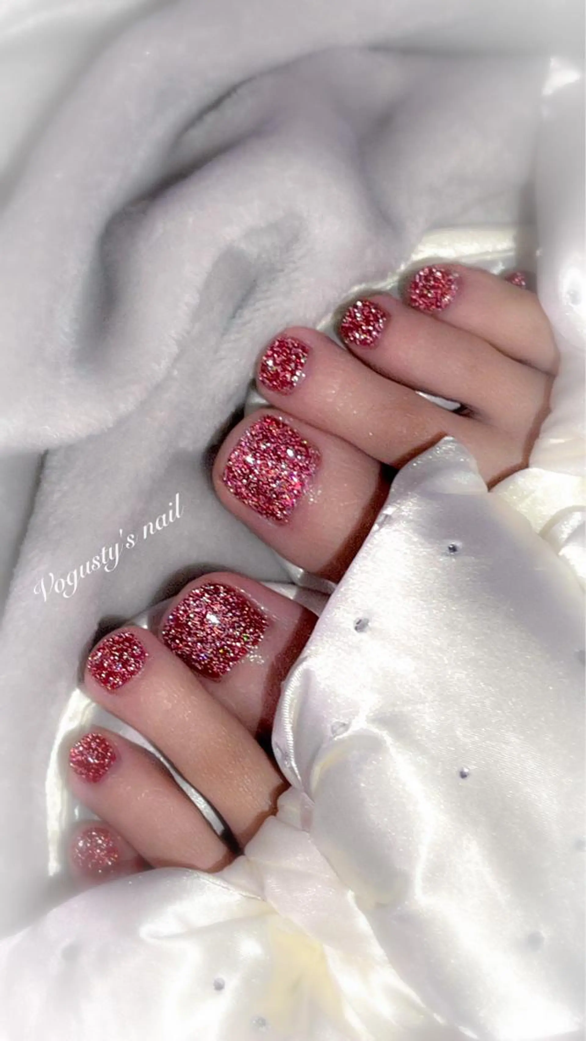 ネイル フラッシュネイル フットネイル キラキラネイル 赤色 フットネイル Vogusty's Nail 鶴見店のネイルデザイン