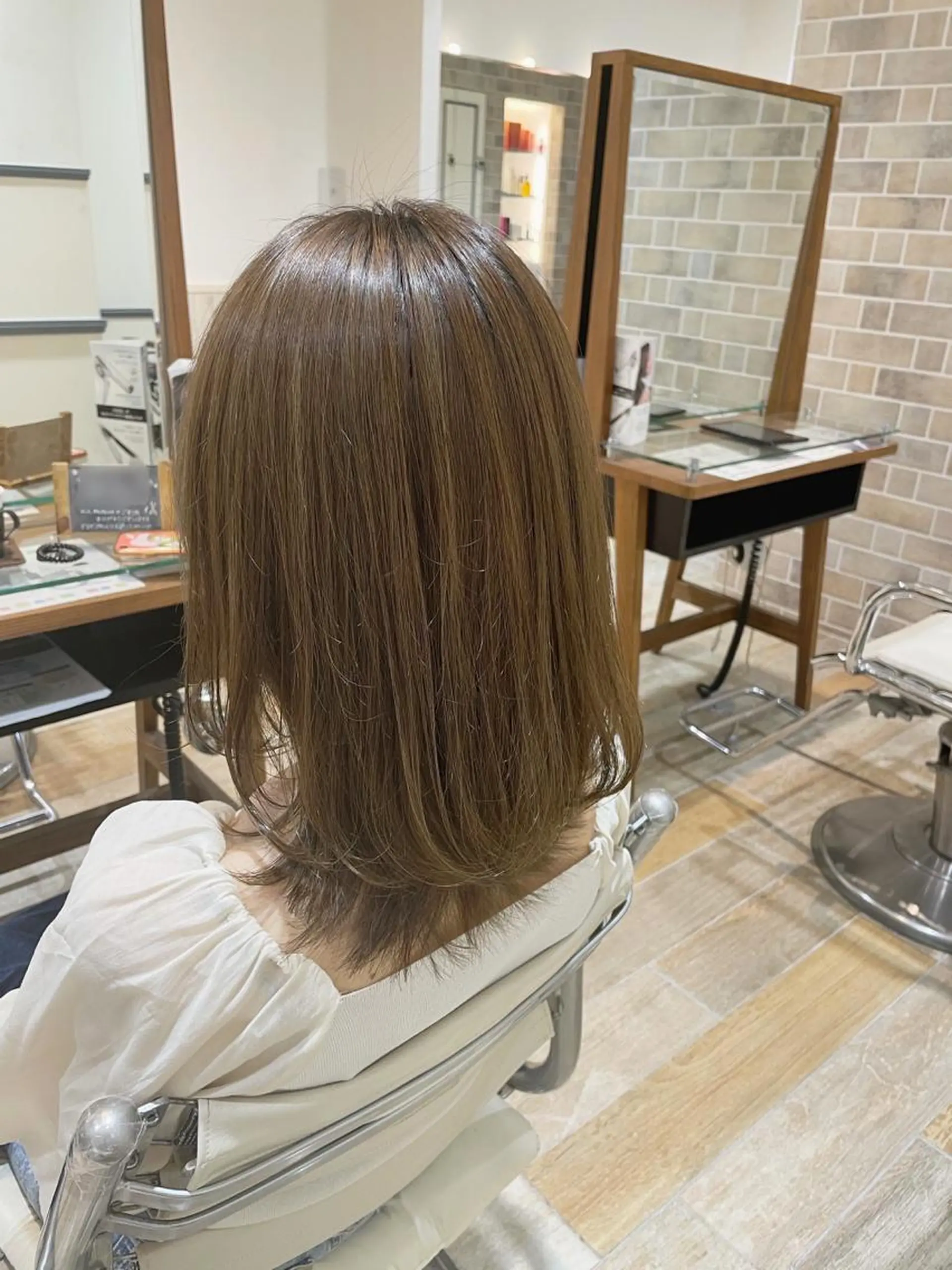 ミディアム カラー 松島 涼花のヘアスタイル