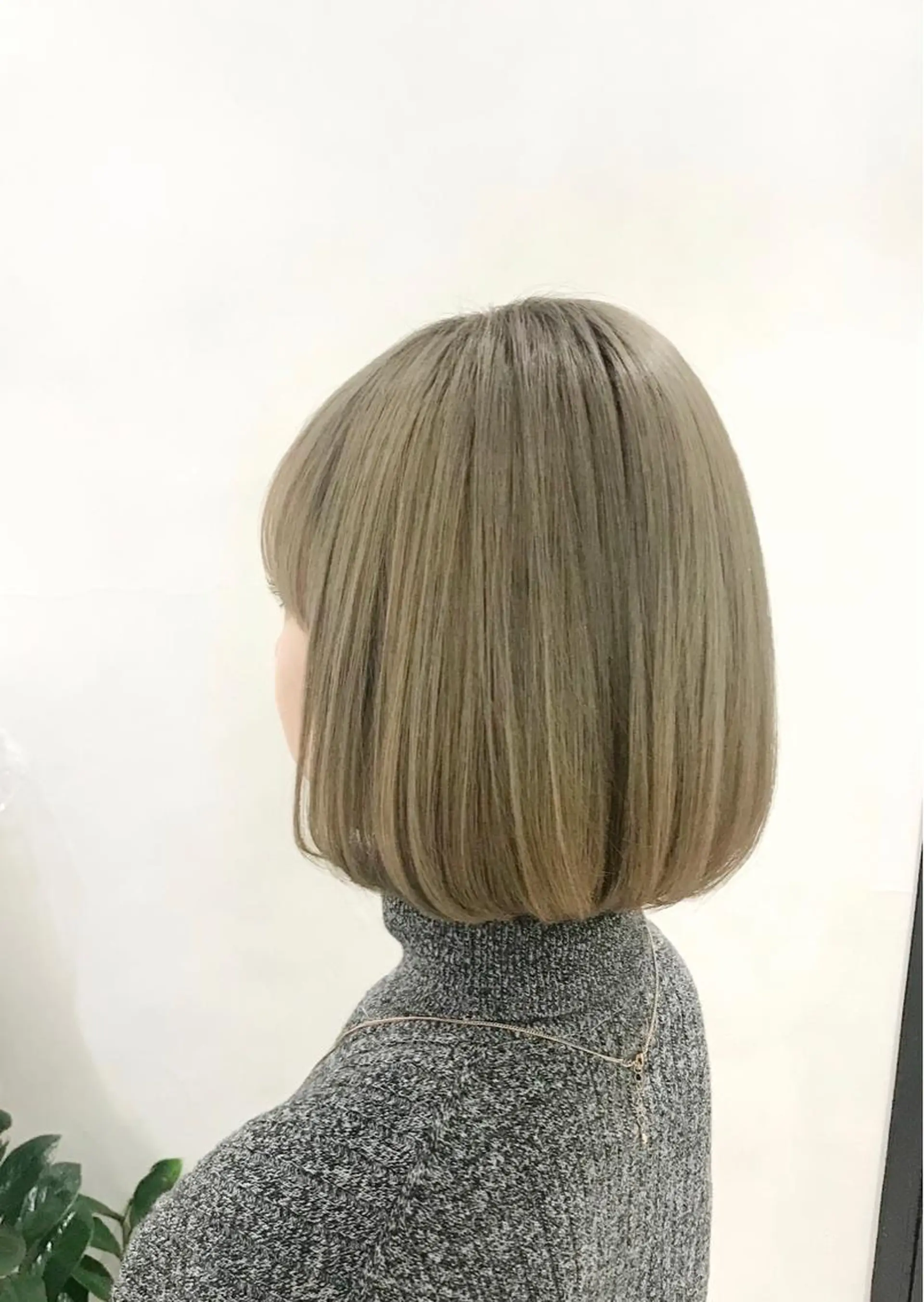 ミディアム カラー アッシュ ベージュカラー 透明感カラー ハイトーンカラー オリーブアッシュ やなせ かすみのヘアスタイル