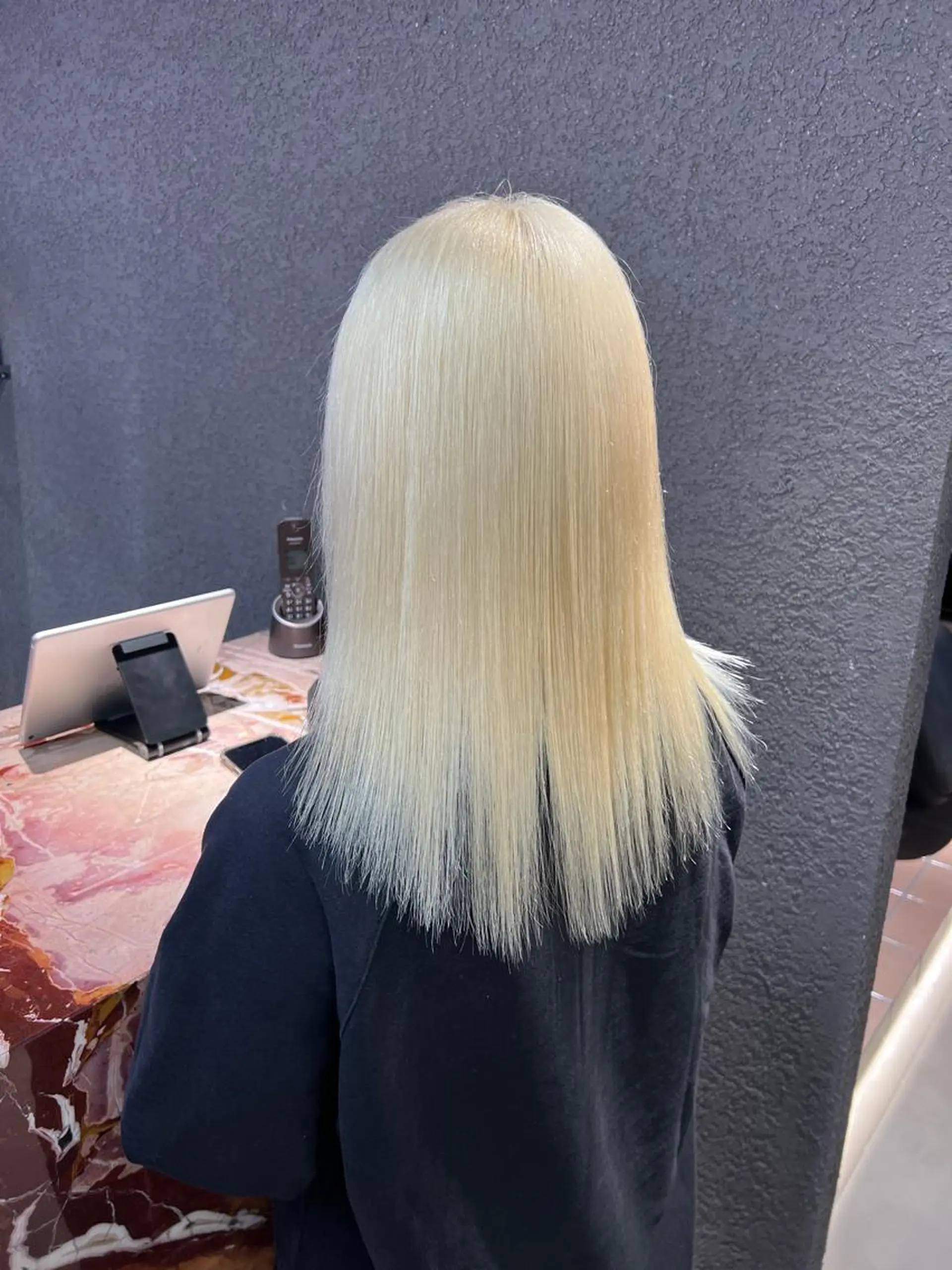 ミディアム カラー 抜きっぱなしブロンド ブロンド 紬/enne/ブリー チ/ハイトーンのヘアスタイル