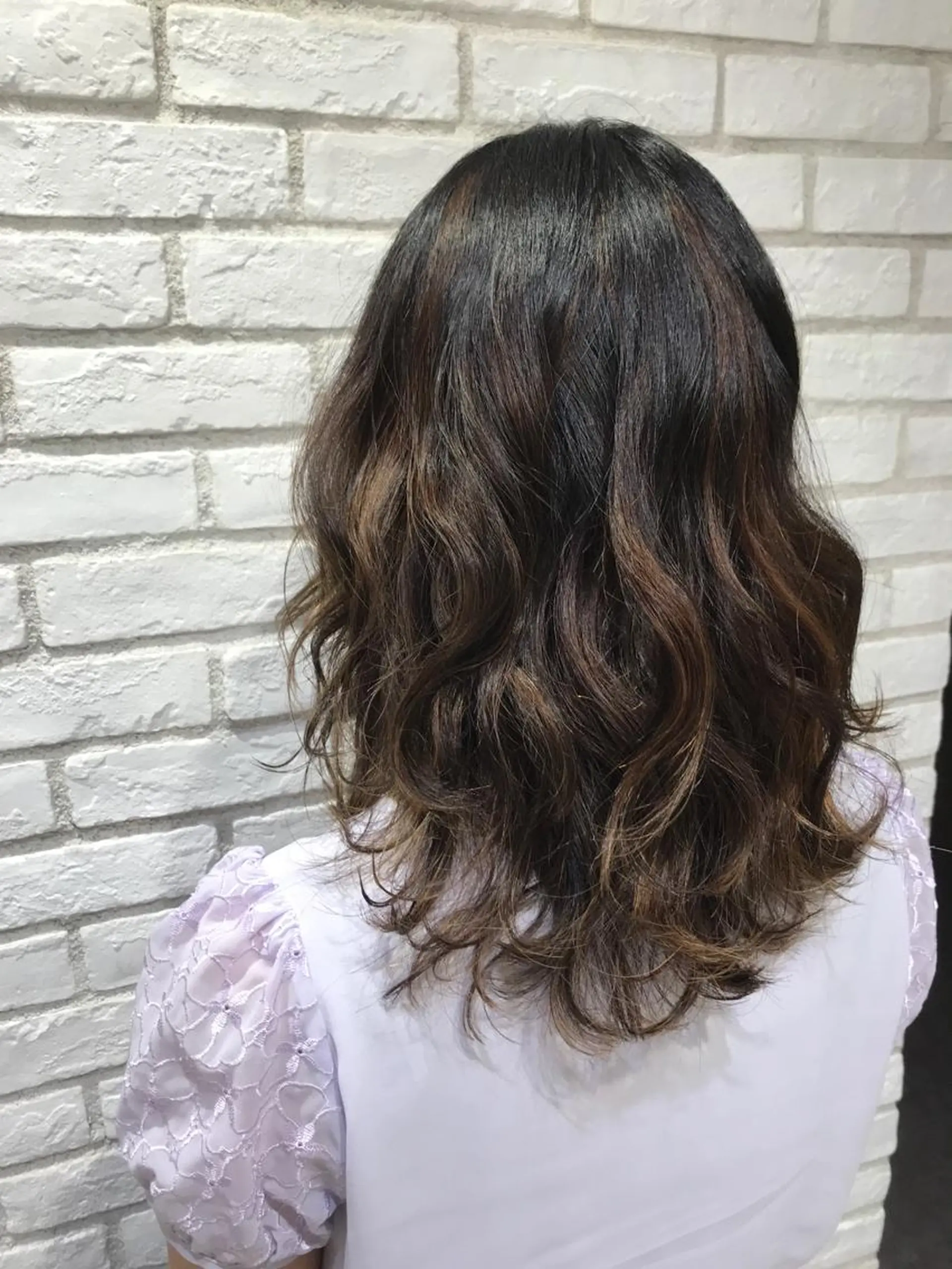 ミディアム カラー ベージュカラー ハイライトカラー ミルクティーベージュ ハイライト Ash 戸田公園店のヘアスタイル