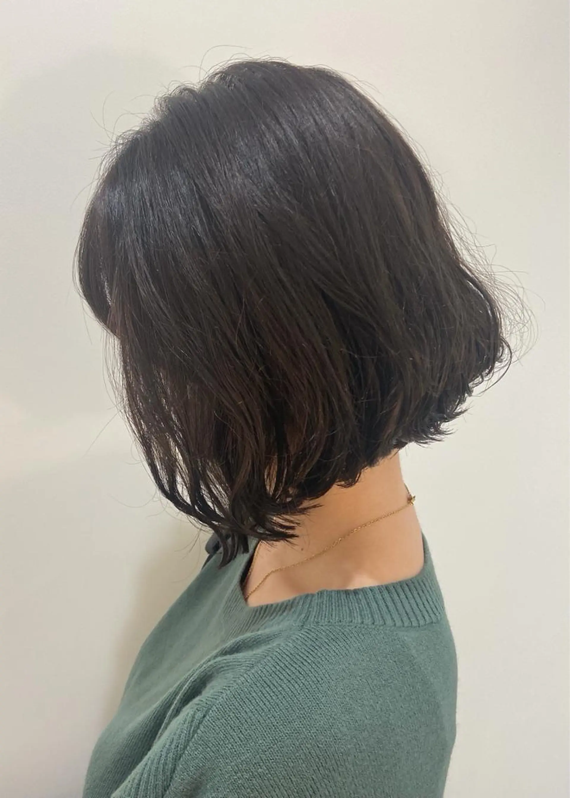 ミディアム カラー パーマ 黒髪 ブルーカラー ブルーブラック natsumi / N°ariaのヘアスタイル