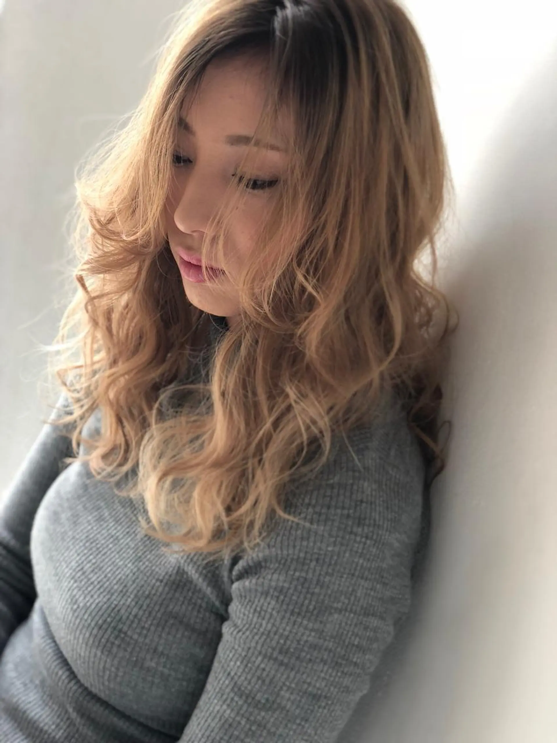 ロング カラー 白髪ぼかしハイライト めさきすずなのヘアスタイル