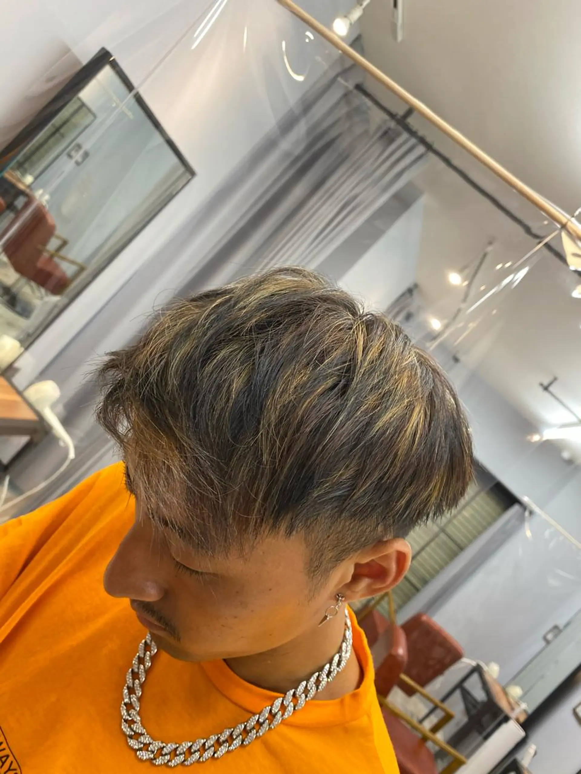 カラー メンズ メンズハイライト 刈り上げ ハイライトカラー 透明感カラー✨ 酸性ストレート特化のヘアスタイル