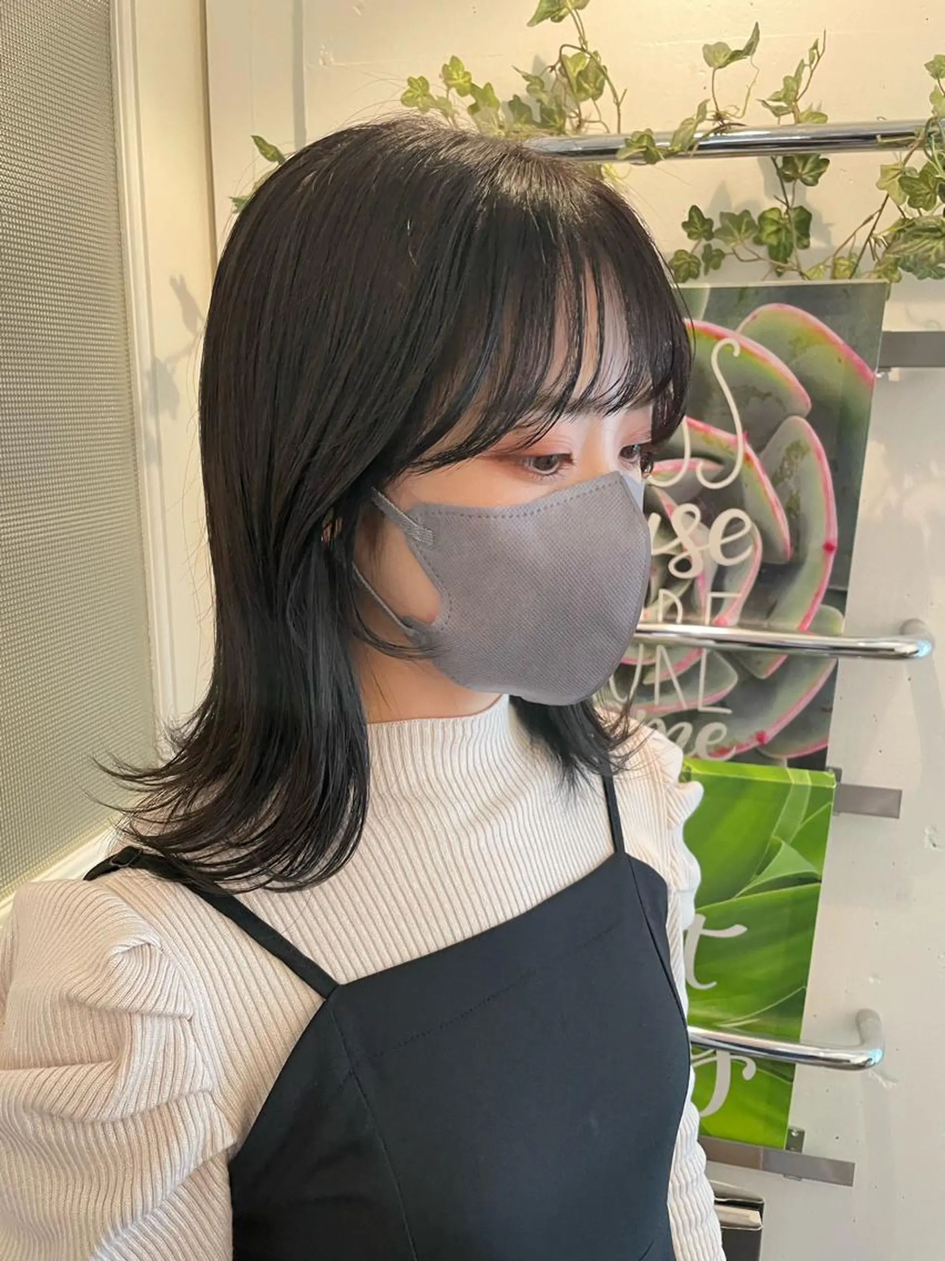 ミディアム カラー 黒髪 ブルーカラー ブルーブラック カット ヘアカラー ブリーチなしで透け感 暖色カラーボブaoiのヘアスタイル