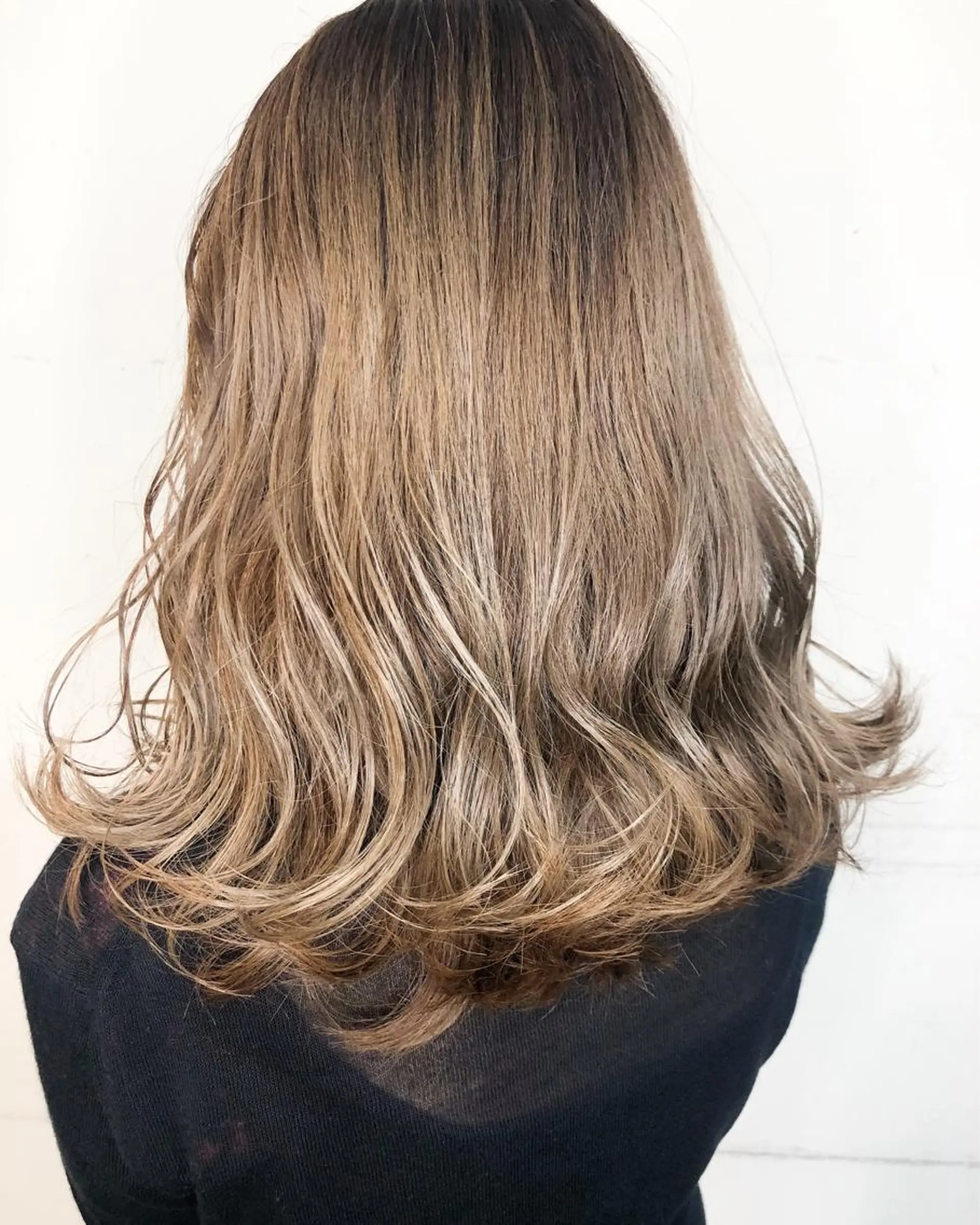 ミディアム カラー ベージュカラー グラデーションカラー ヌーディベージュ カット ヘアカラー トリートメント 西本 夏美のヘアスタイル