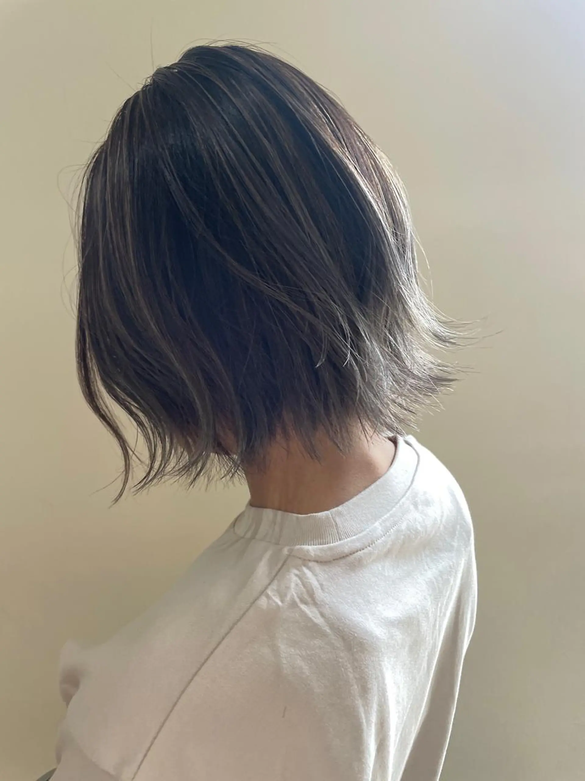 ミディアム カラー 三浦 瑠璃のヘアスタイル