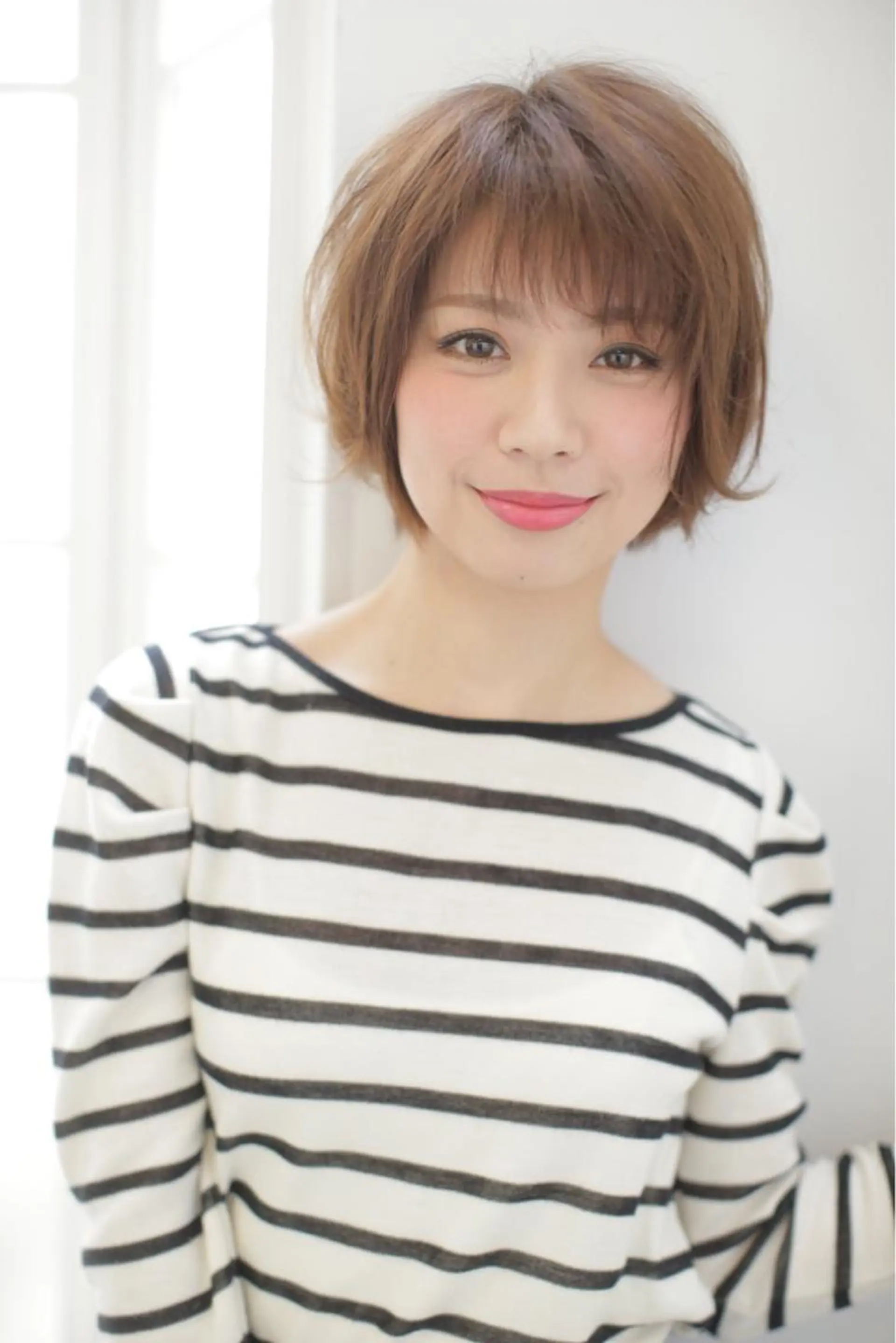 ショート カラー パーマ 黒髪 ボブ 斜めバング 似合わせカット ショートヘア エイト ウメダのヘアスタイル