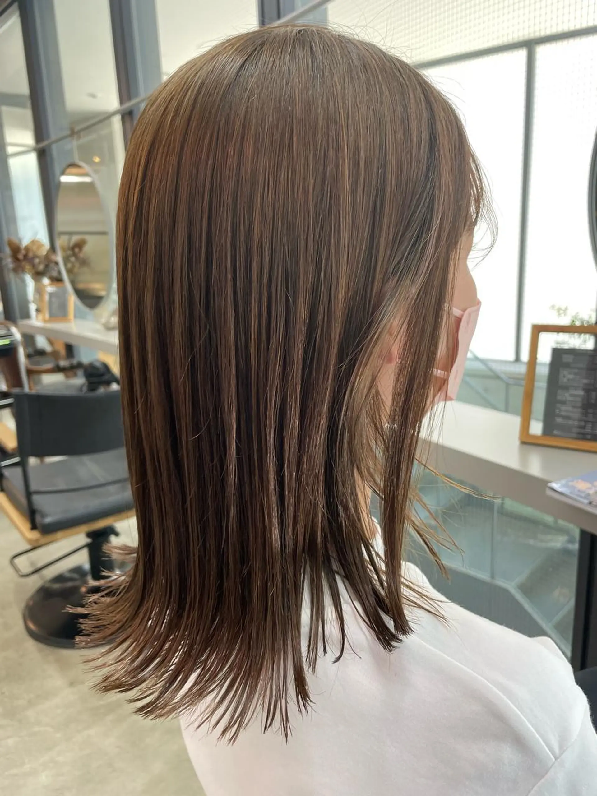 ミディアム カラー ベージュカラー グレージュ やすだ しおりのヘアスタイル