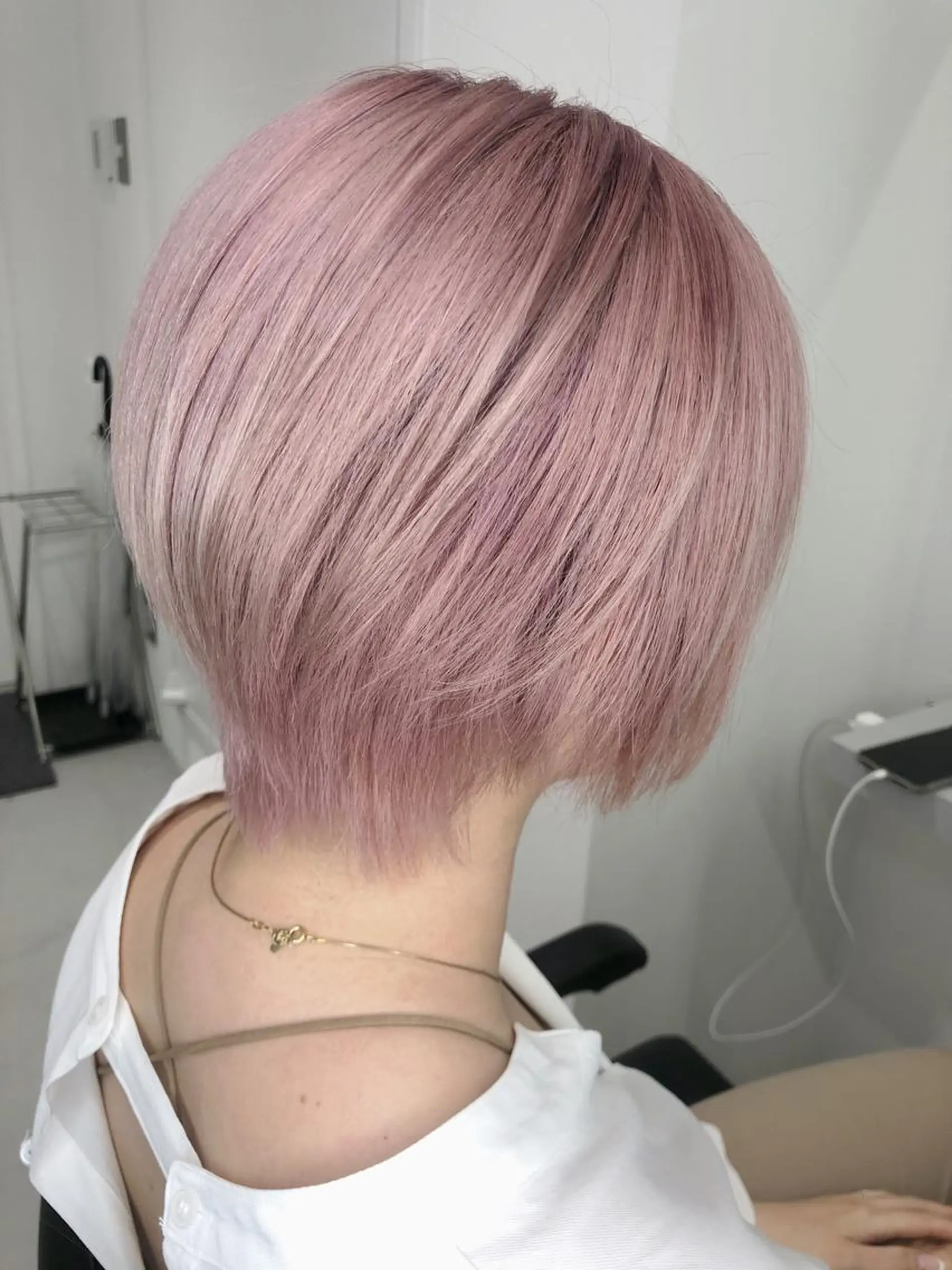 ショート ボブ ハイライト 髪質改善 レイヤーカット 縮毛矯正 ito. ブリーチ/髪質改善のヘアスタイル