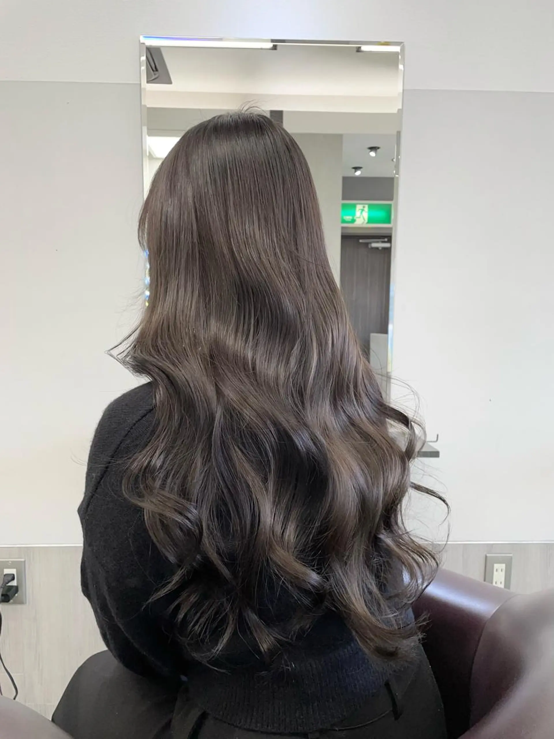 ロング カラー ブリーチ ダークグレー ダークグレージュ グレージュ トリートメント GISEL TAKUYAのヘアスタイル