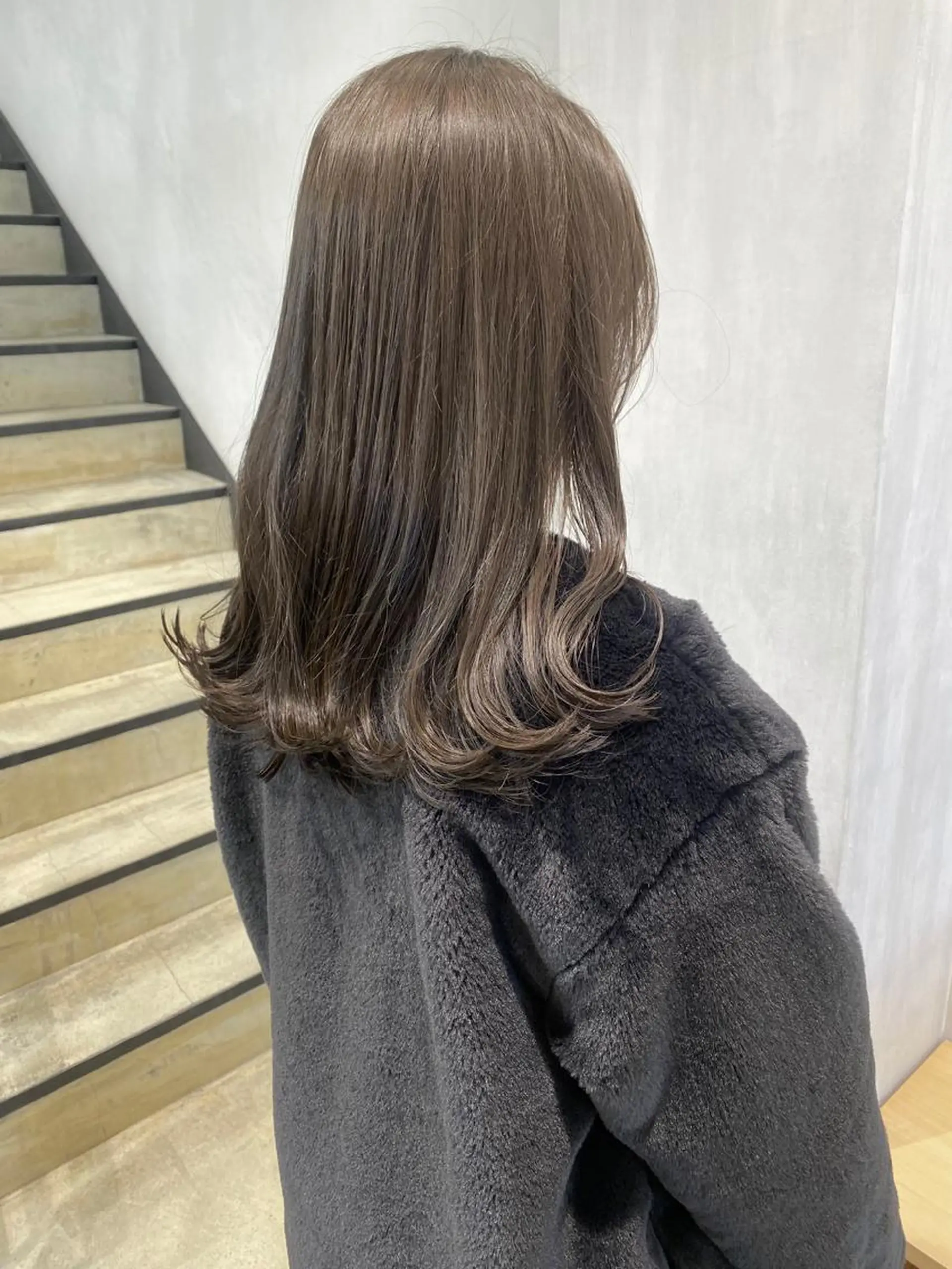 セミロング カラー イルミナカラー 亀井 里奈のヘアスタイル